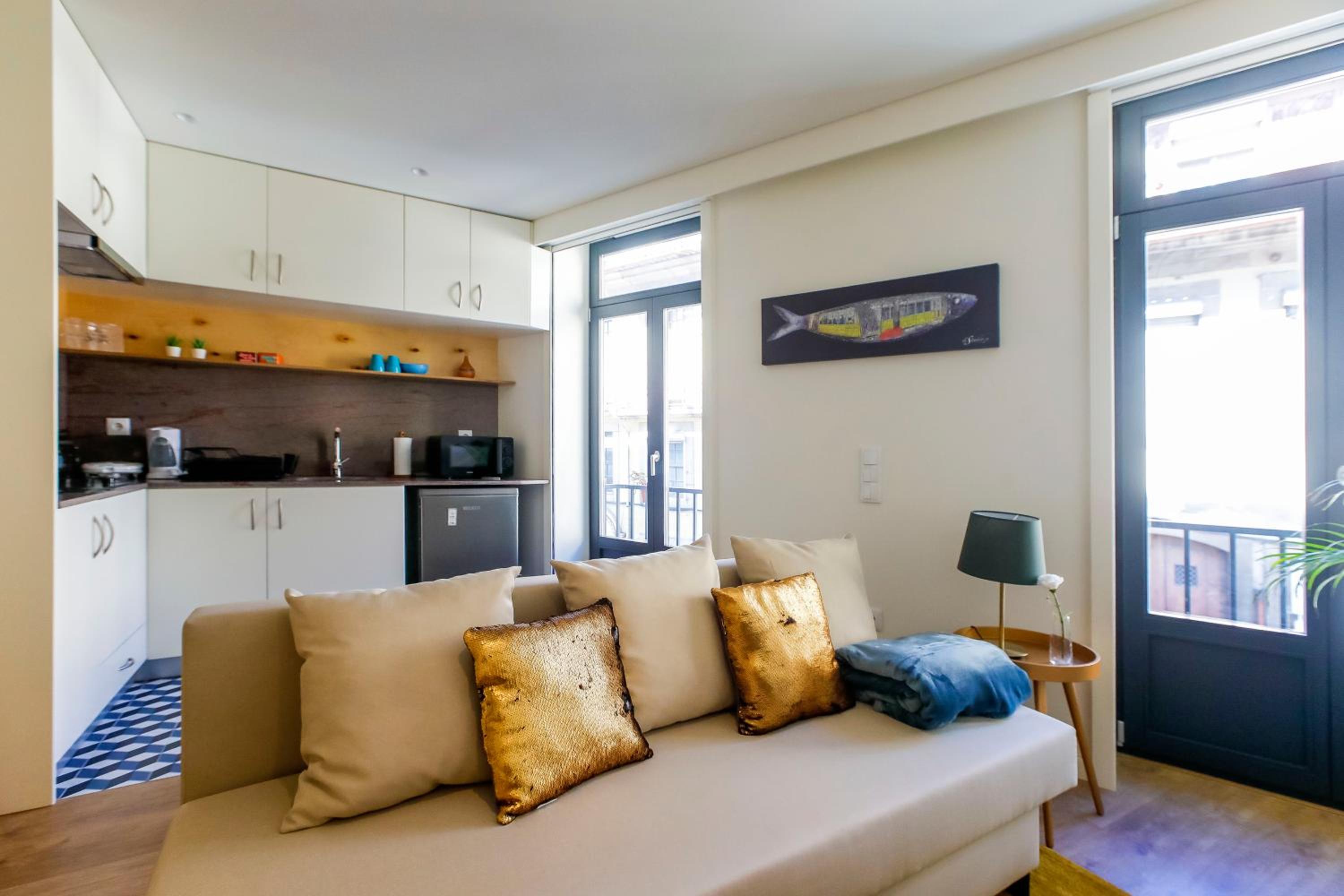 Apartment with Balcony - Photo 5