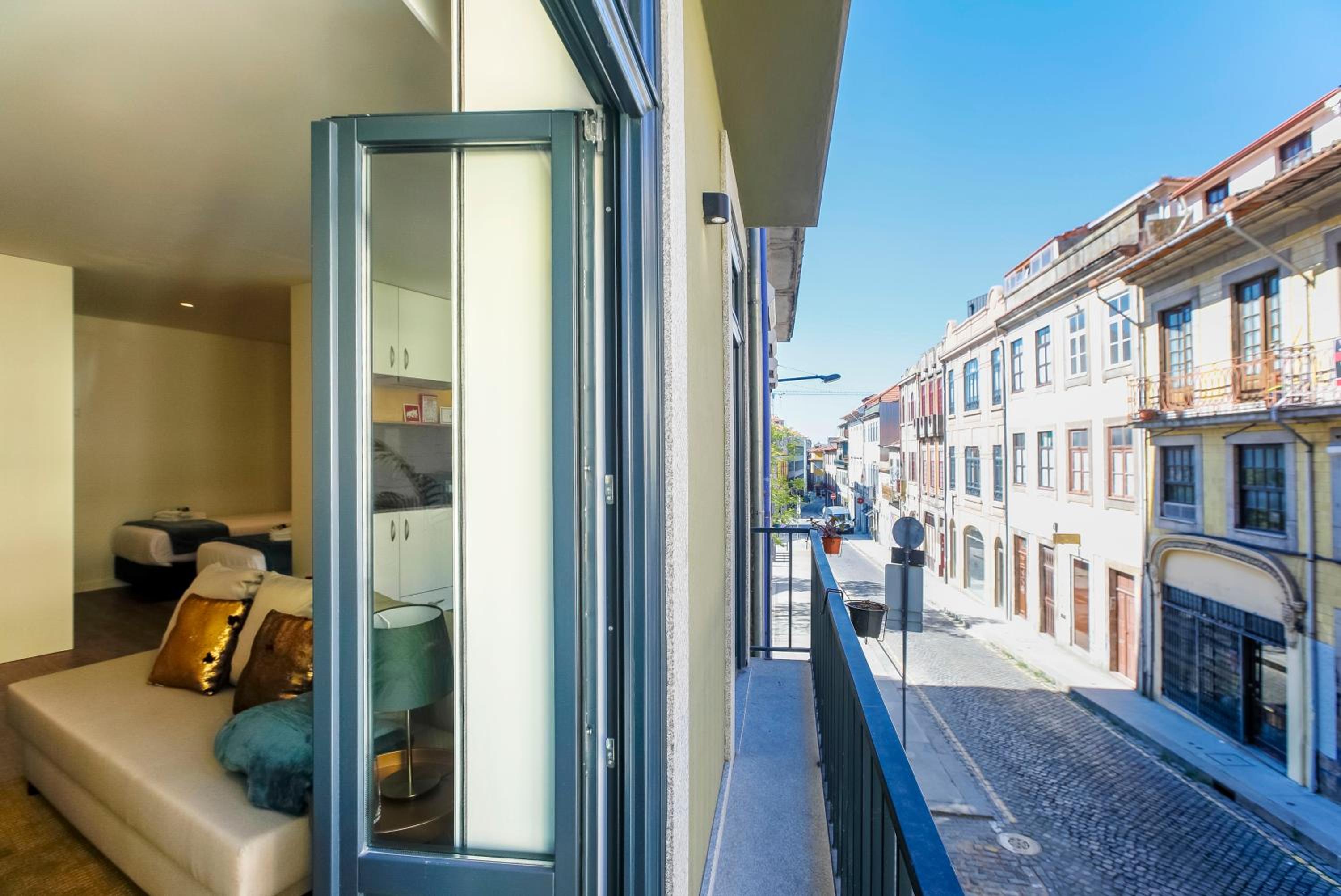 Apartment with Balcony - Photo 6