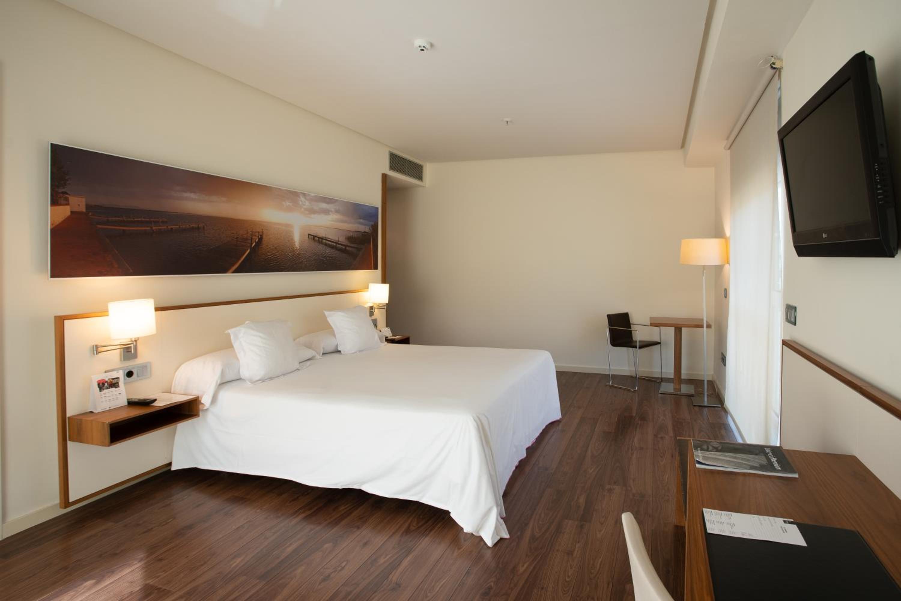 Queen Room with Pool View photo 3