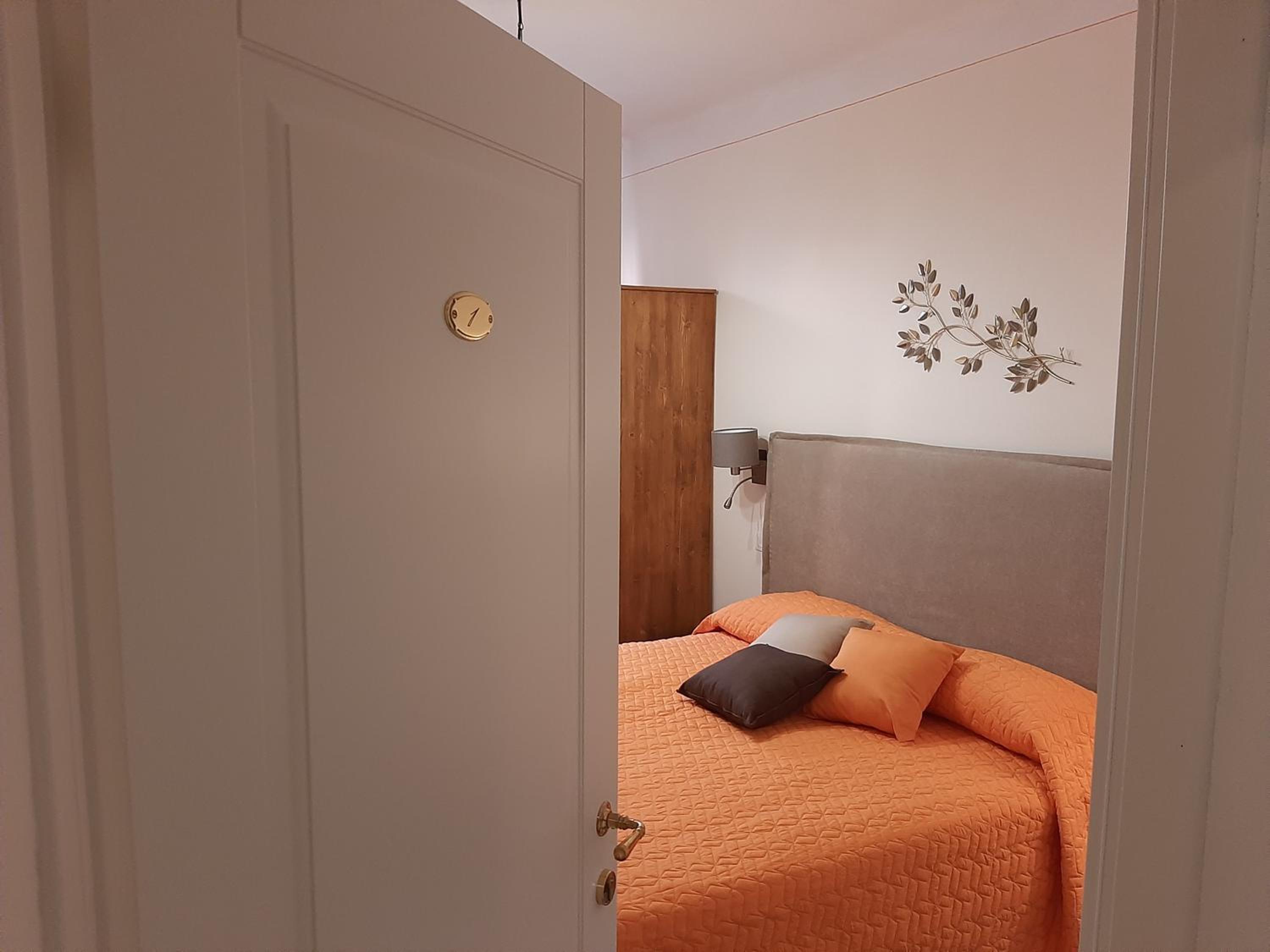 Double Room with Private Bathroom - Photo 27