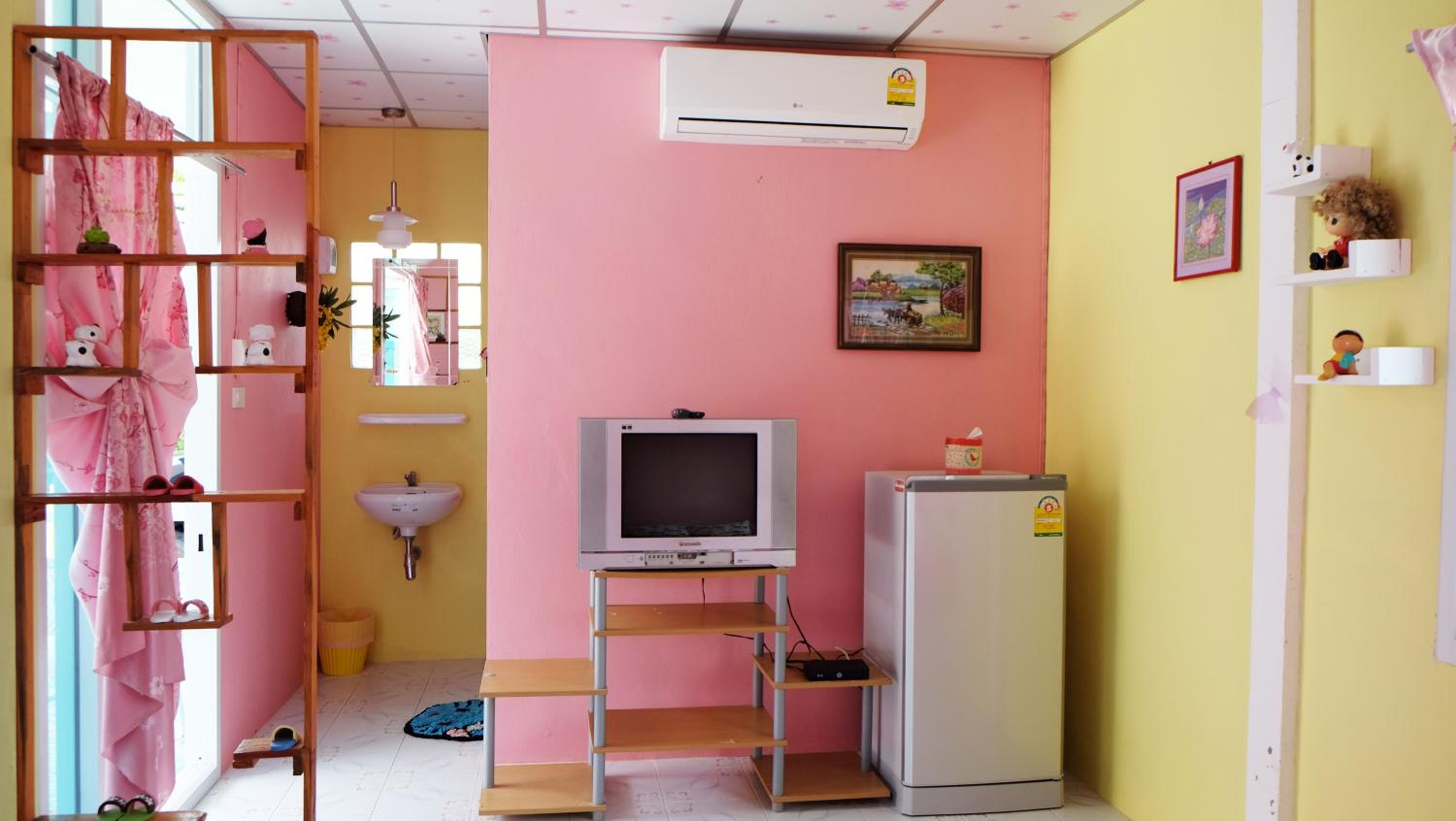 One-Bedroom Bungalow - Photo 1