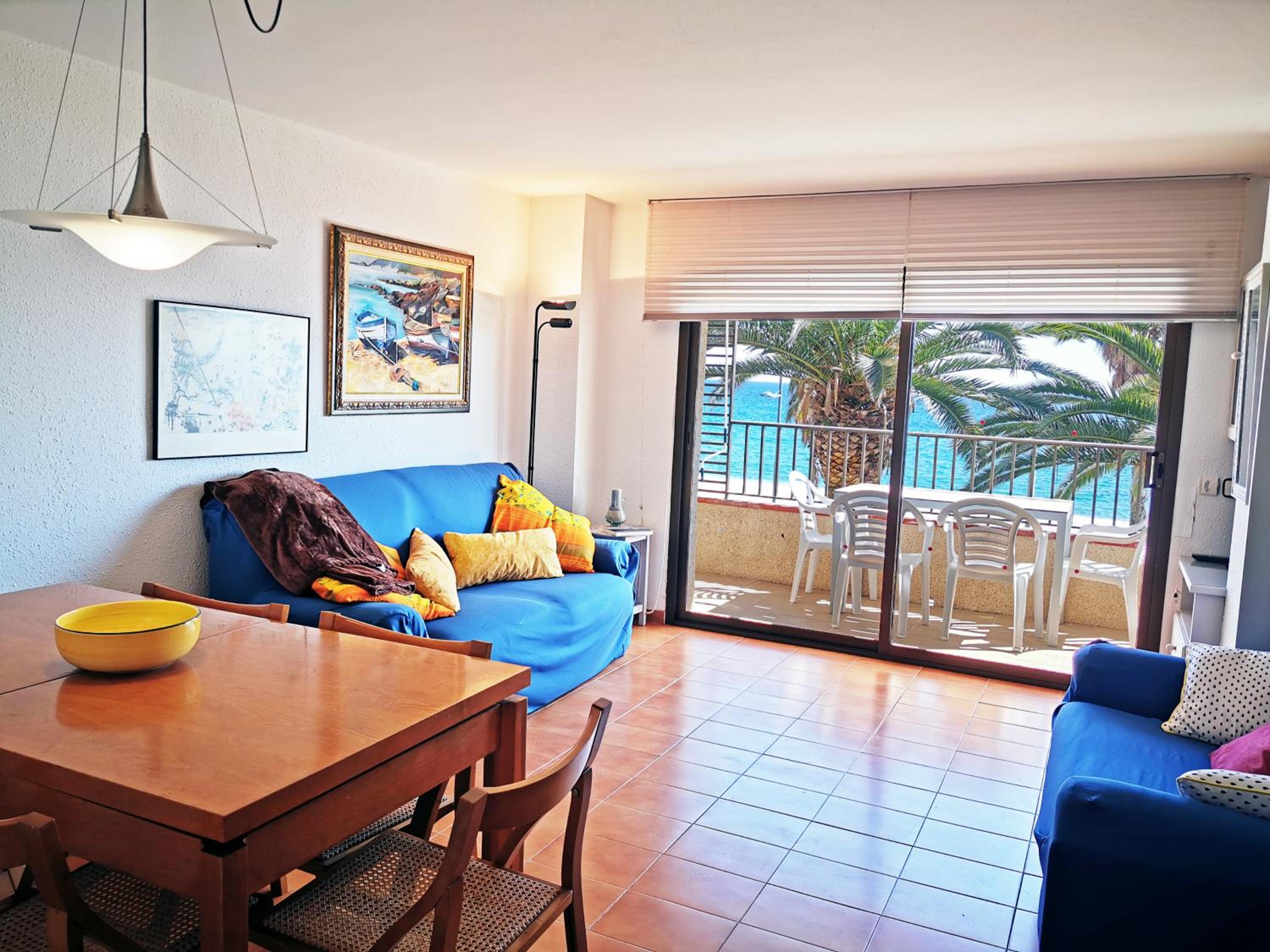 Apartamento de tres habitaciones con vista al mar