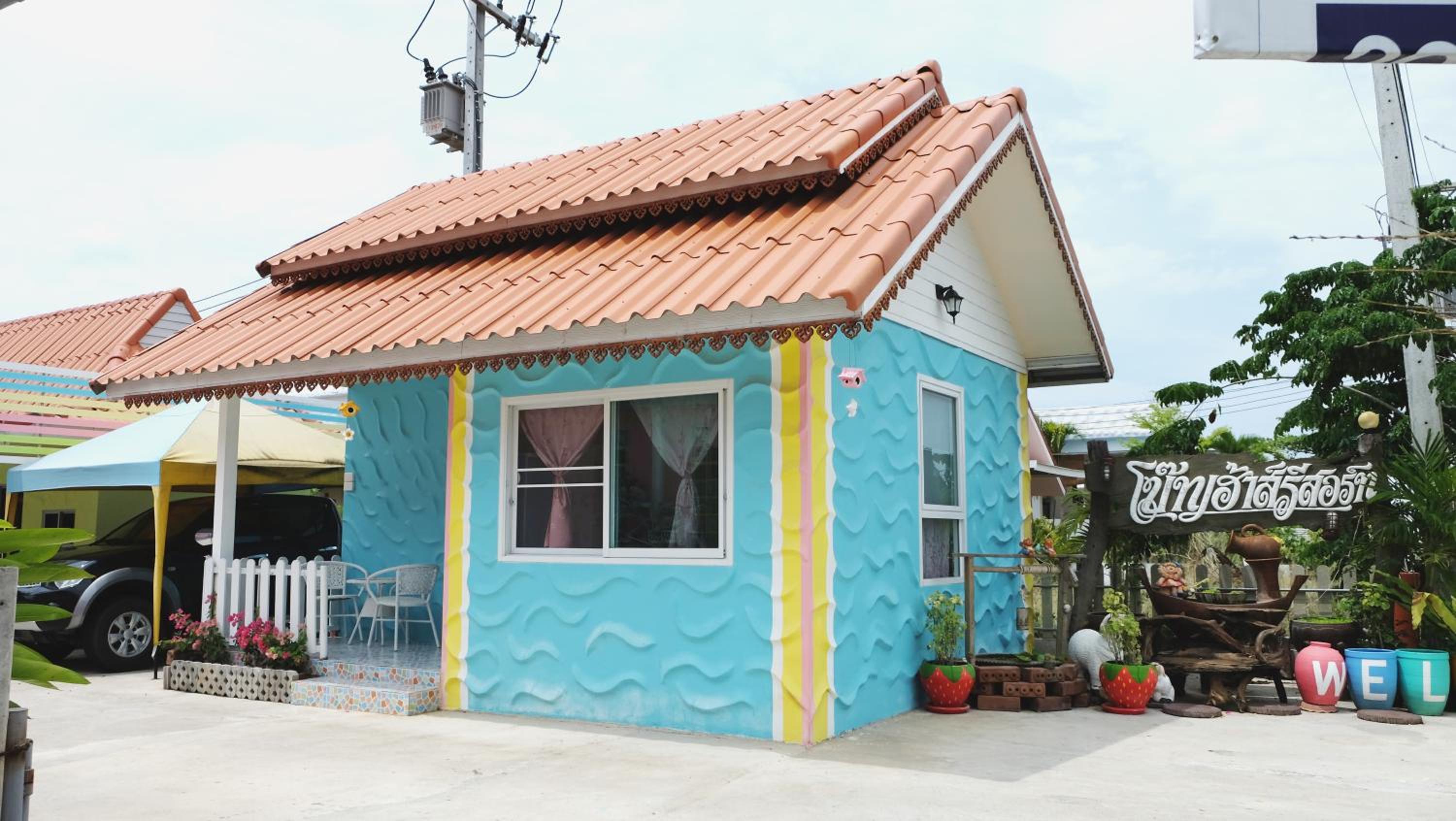 One-Bedroom Bungalow - Photo 2