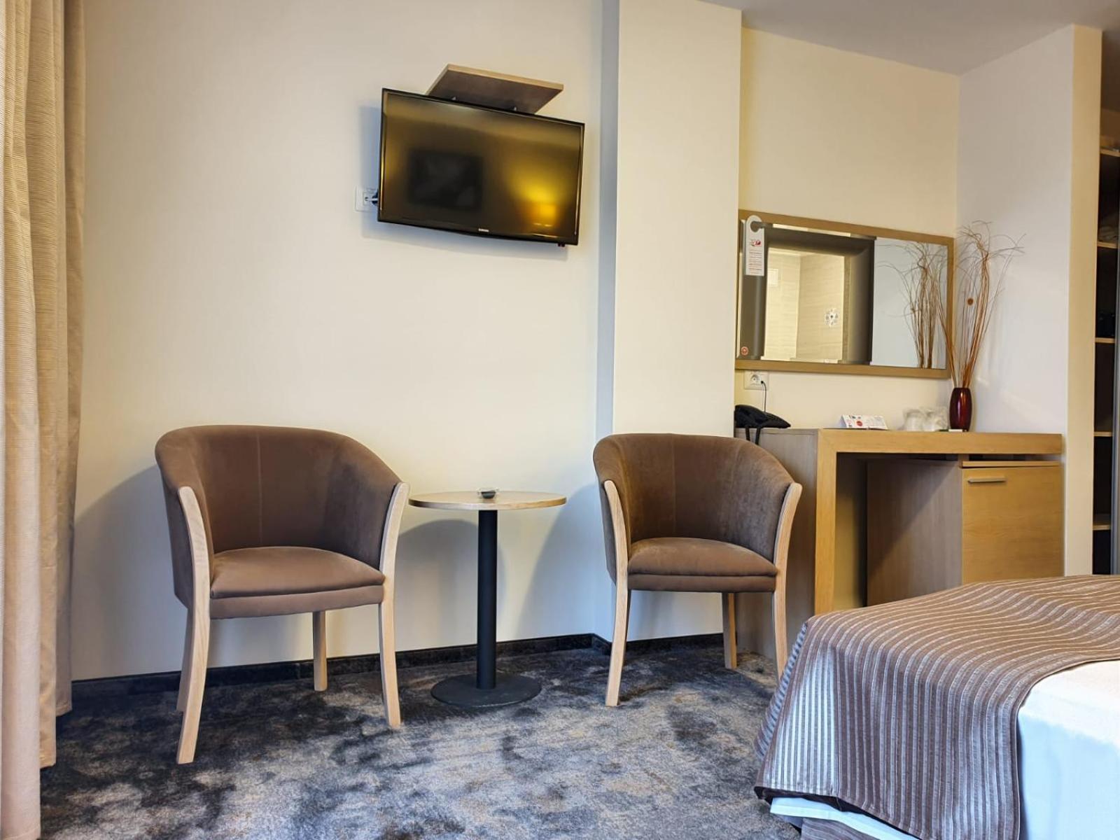 Twin Room 4**** - Photo 9