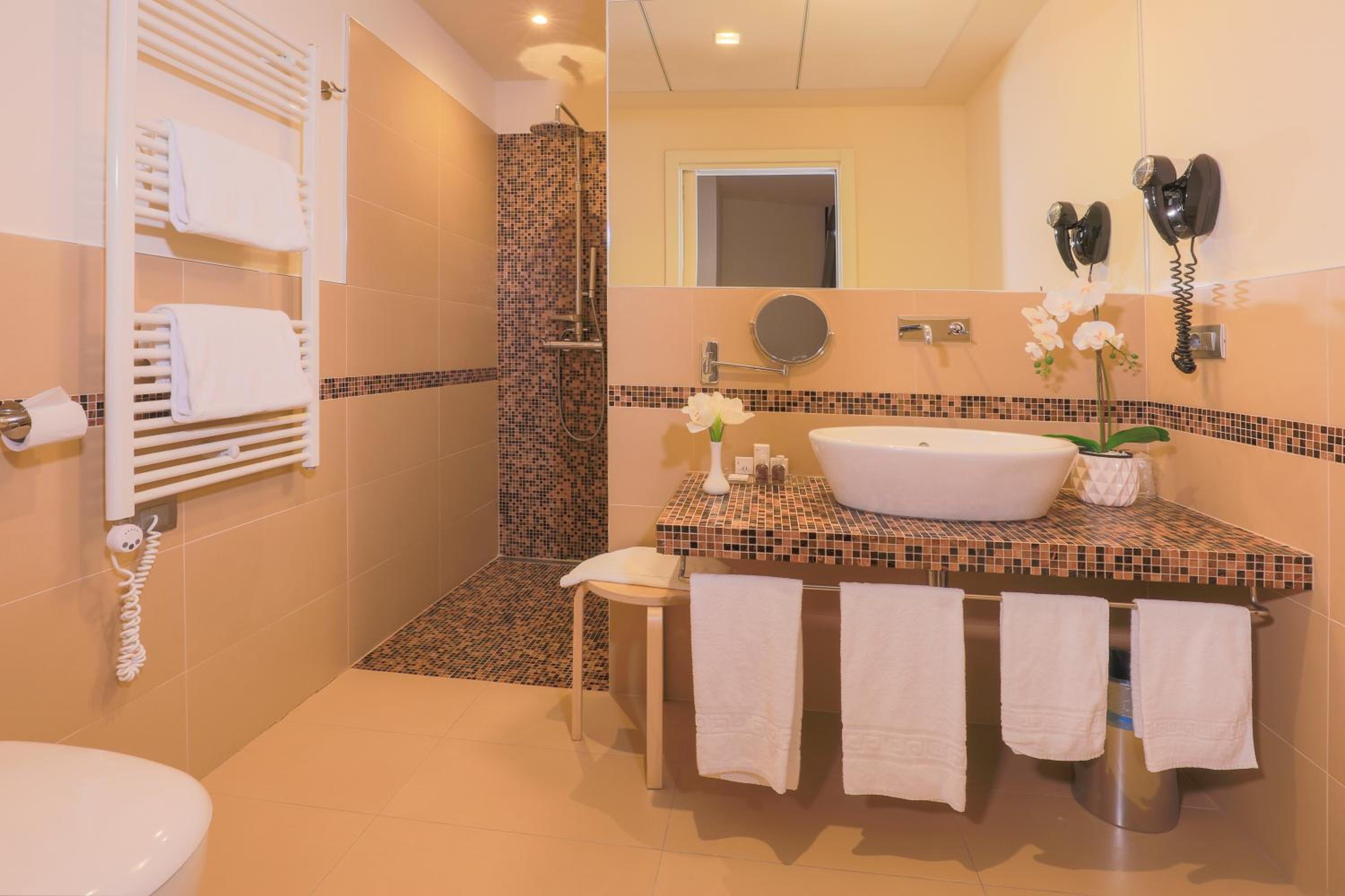 Suite - Photo 7