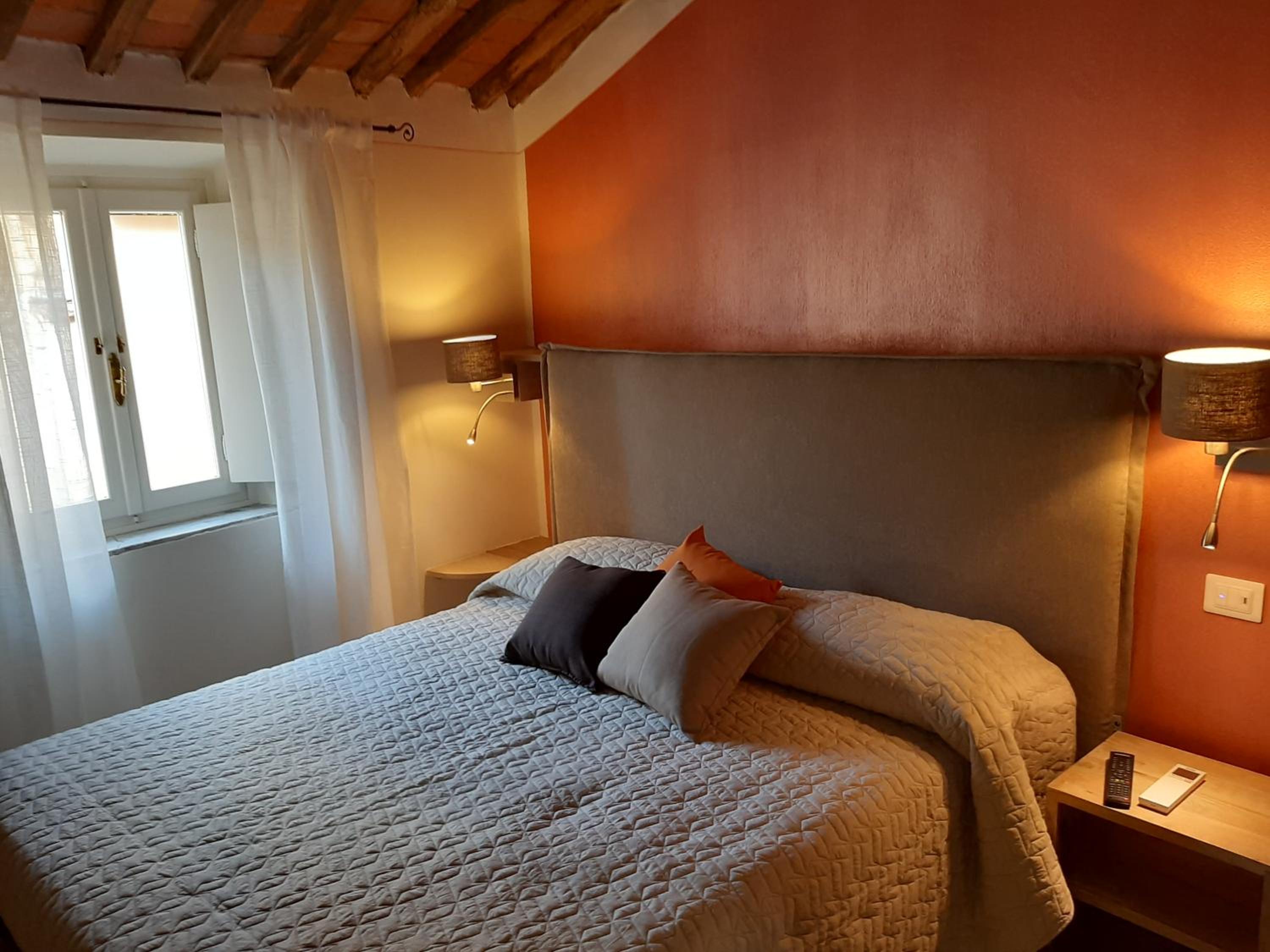 Double Room with Private Bathroom - Photo 33