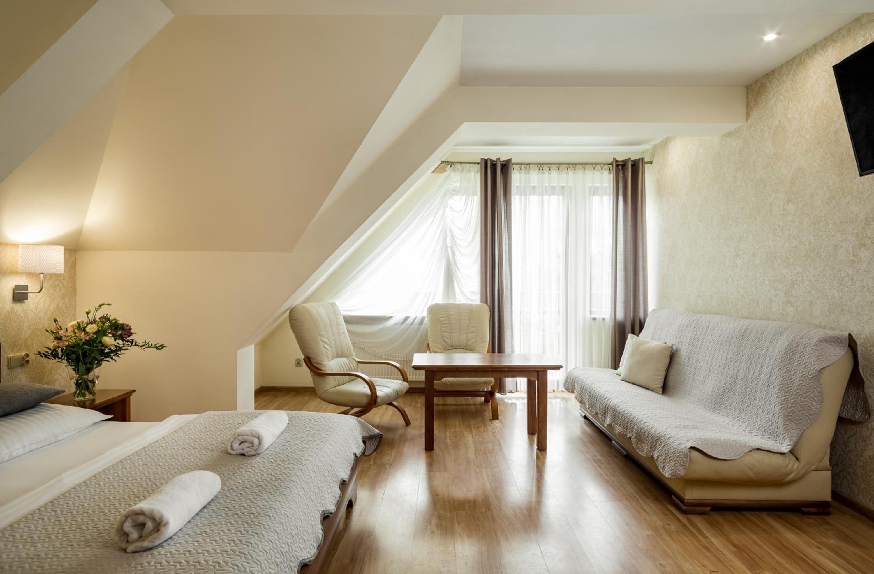Studio Apartment - Photo 1