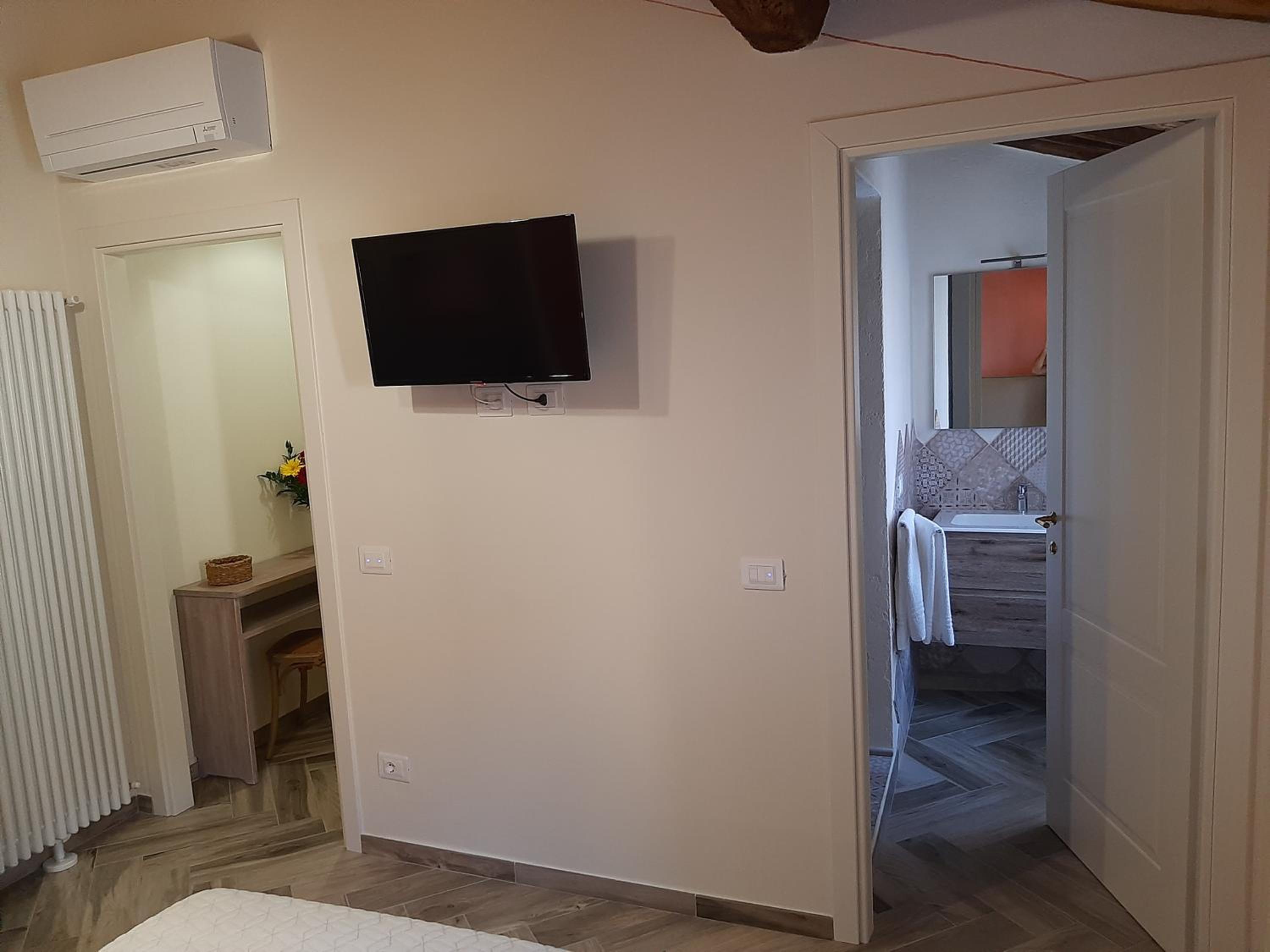Double Room with Private Bathroom - Photo 43