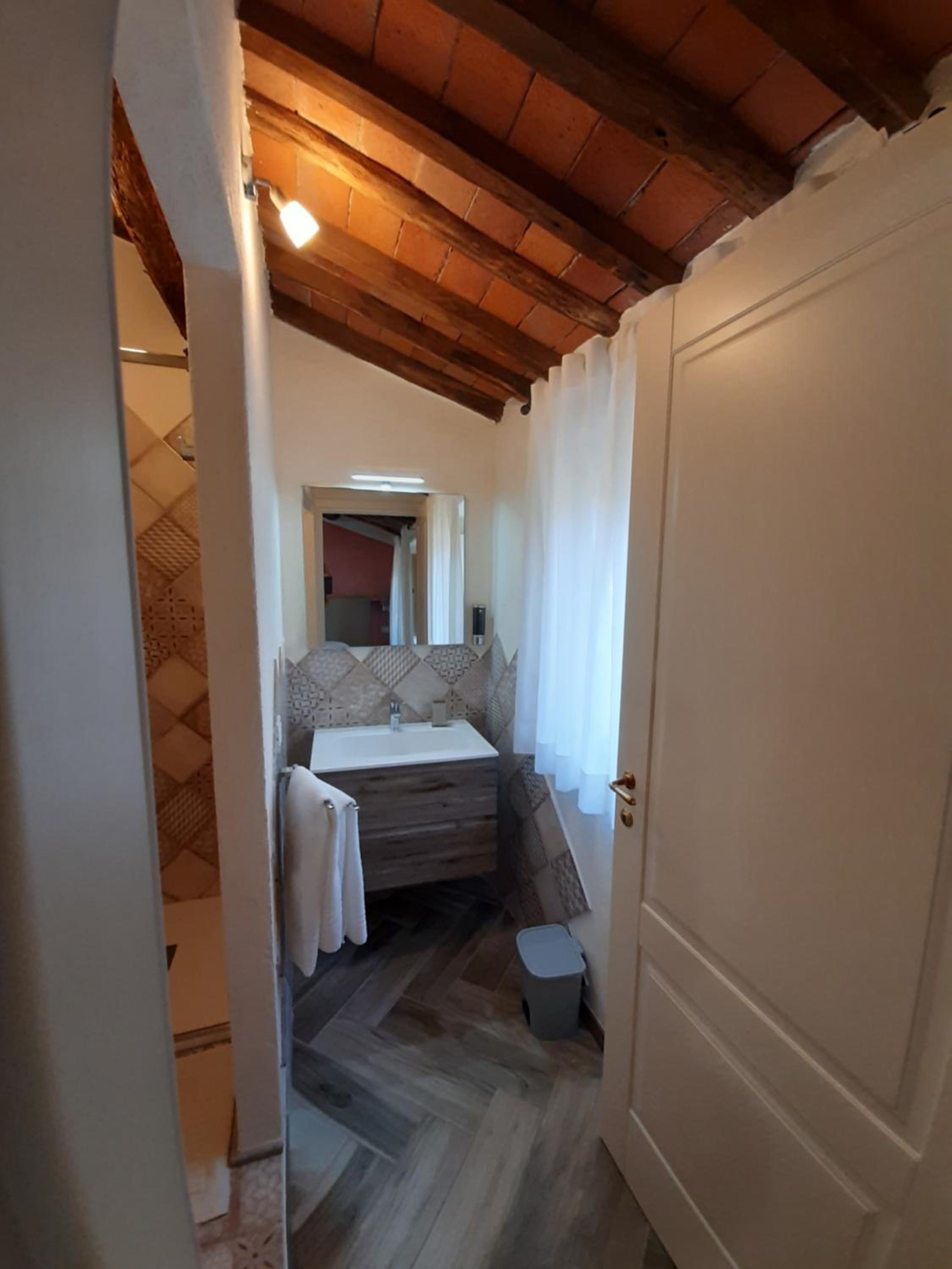 Double Room with Private Bathroom - Photo 31
