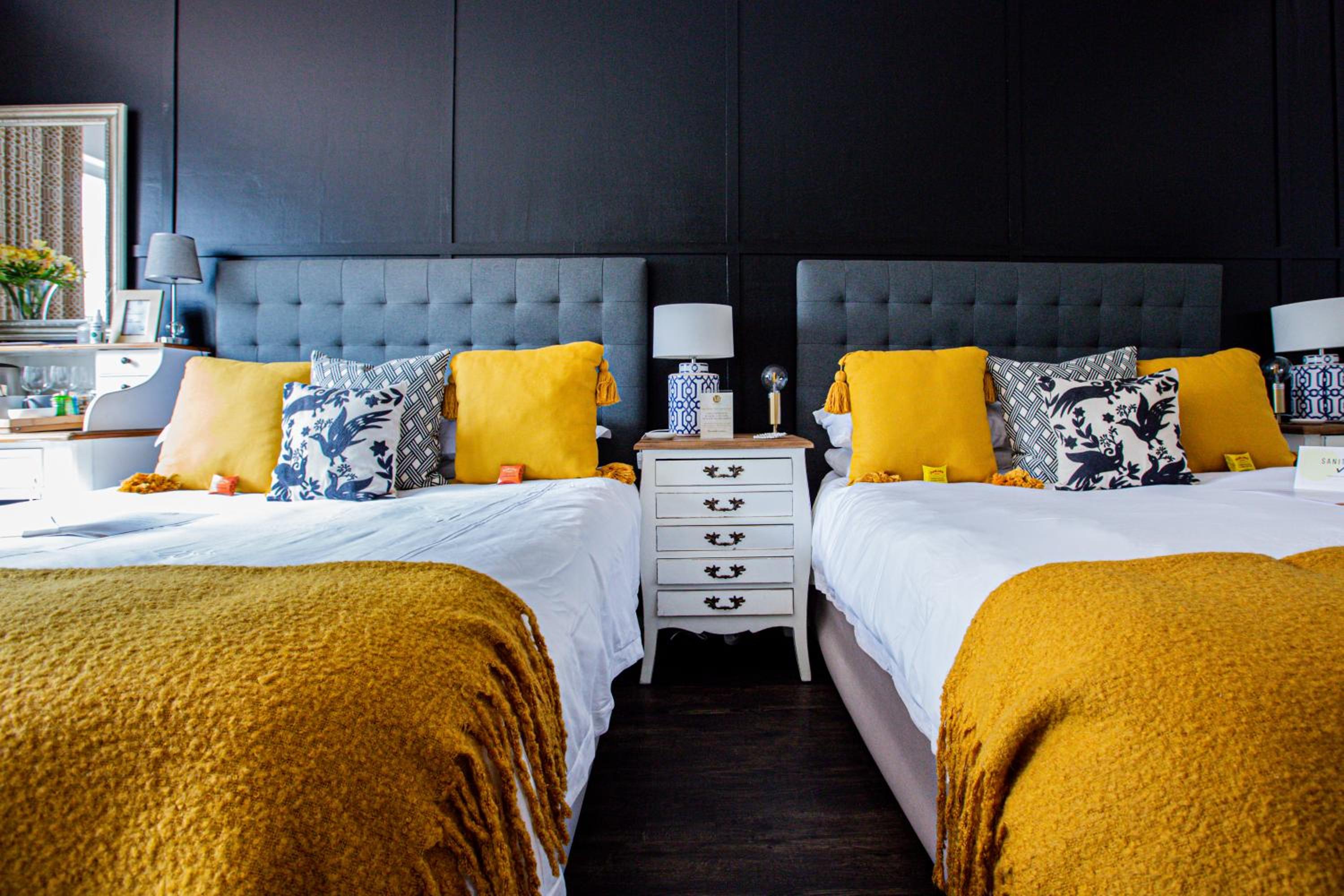 Deluxe Family Suite - Photo 1