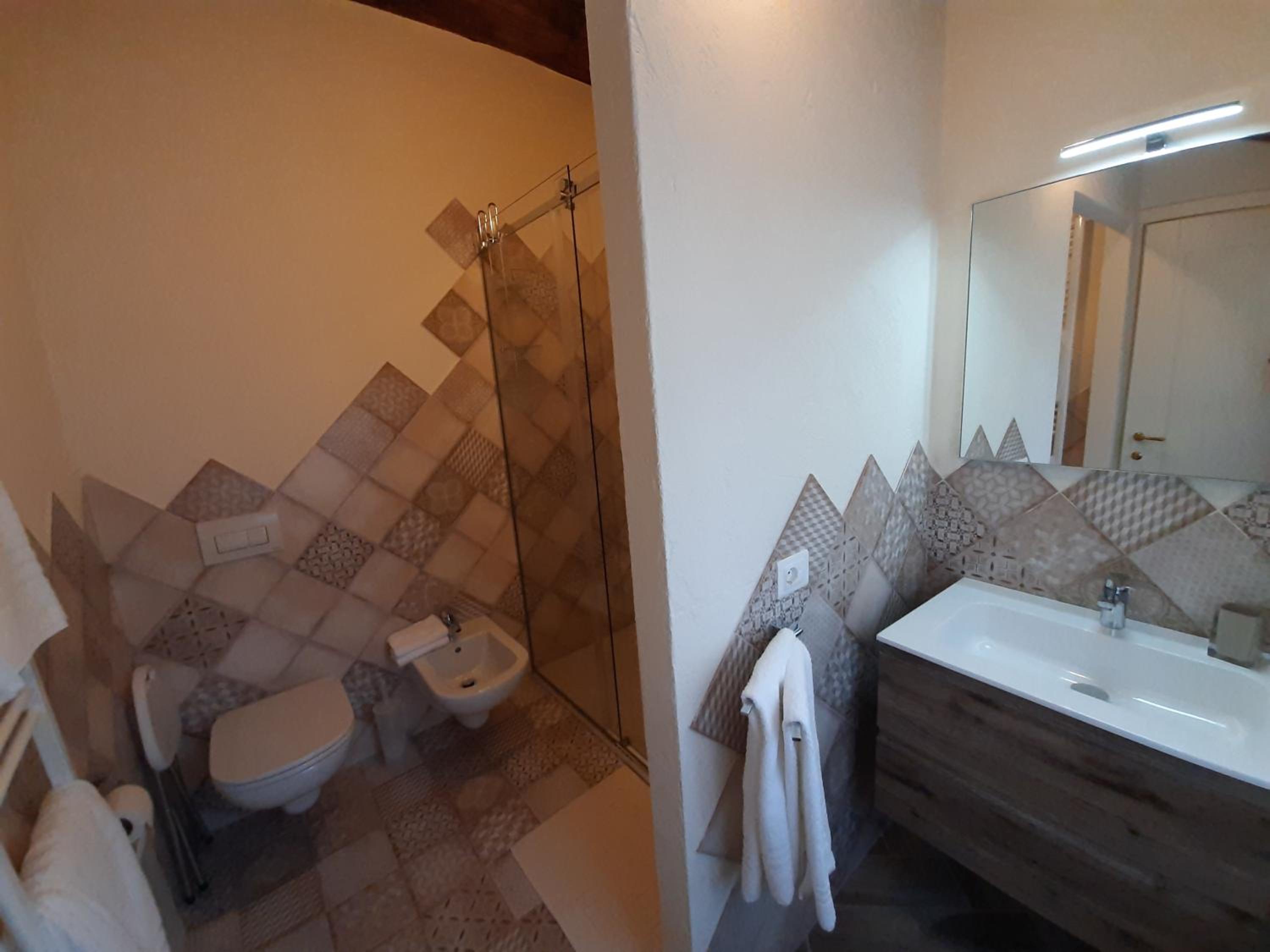 Double Room with Private Bathroom - Photo 24