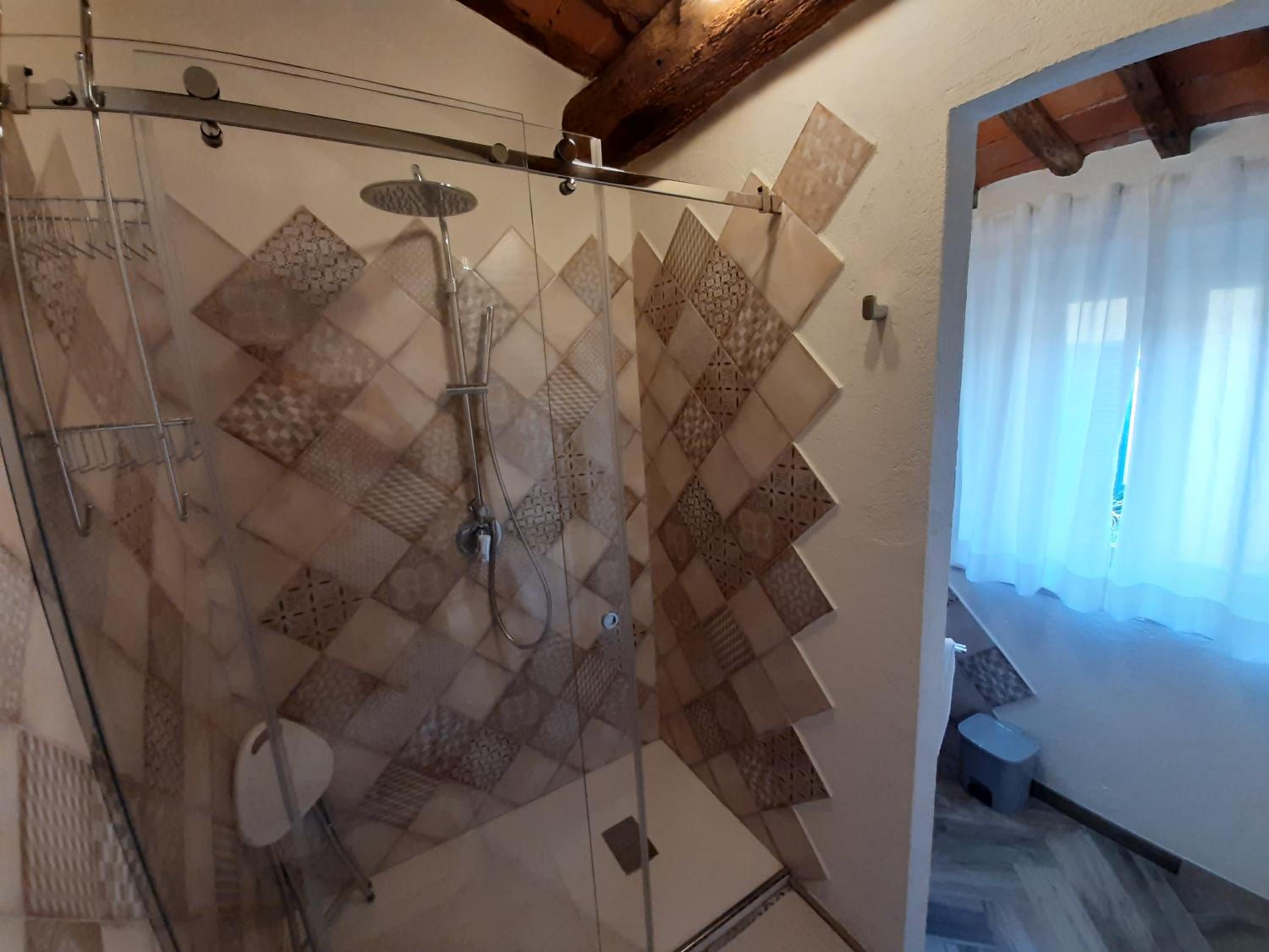 Double Room with Private Bathroom - Photo 42