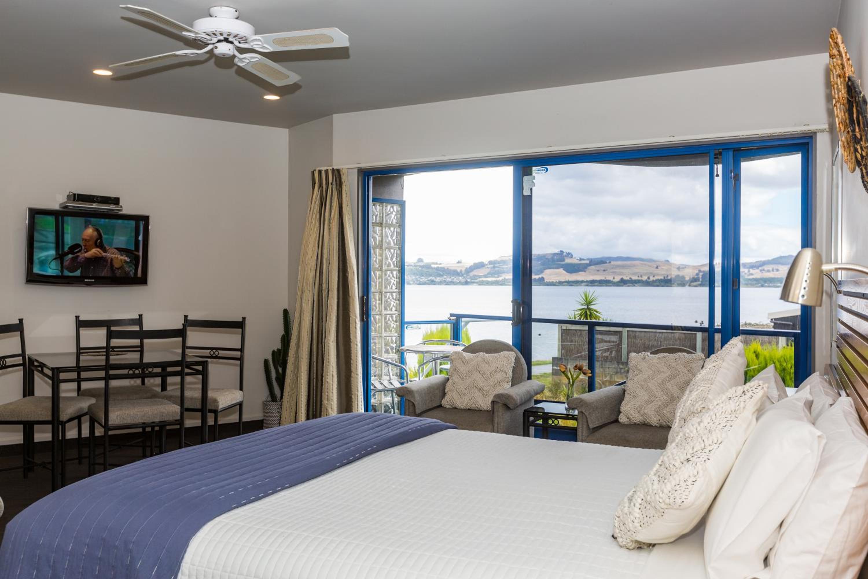 Family Room with Lake View photo 1