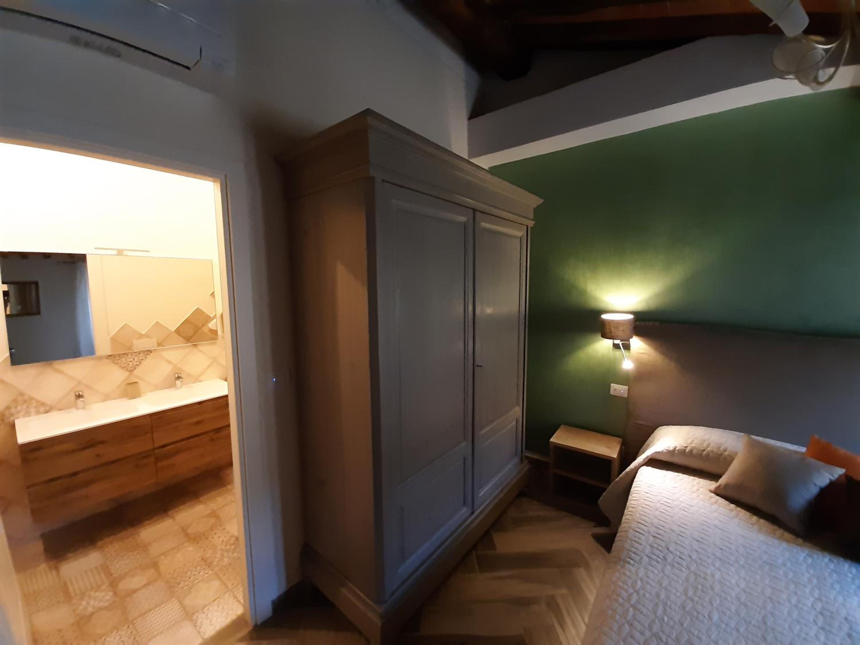 Double Room with Private Bathroom - Photo 32