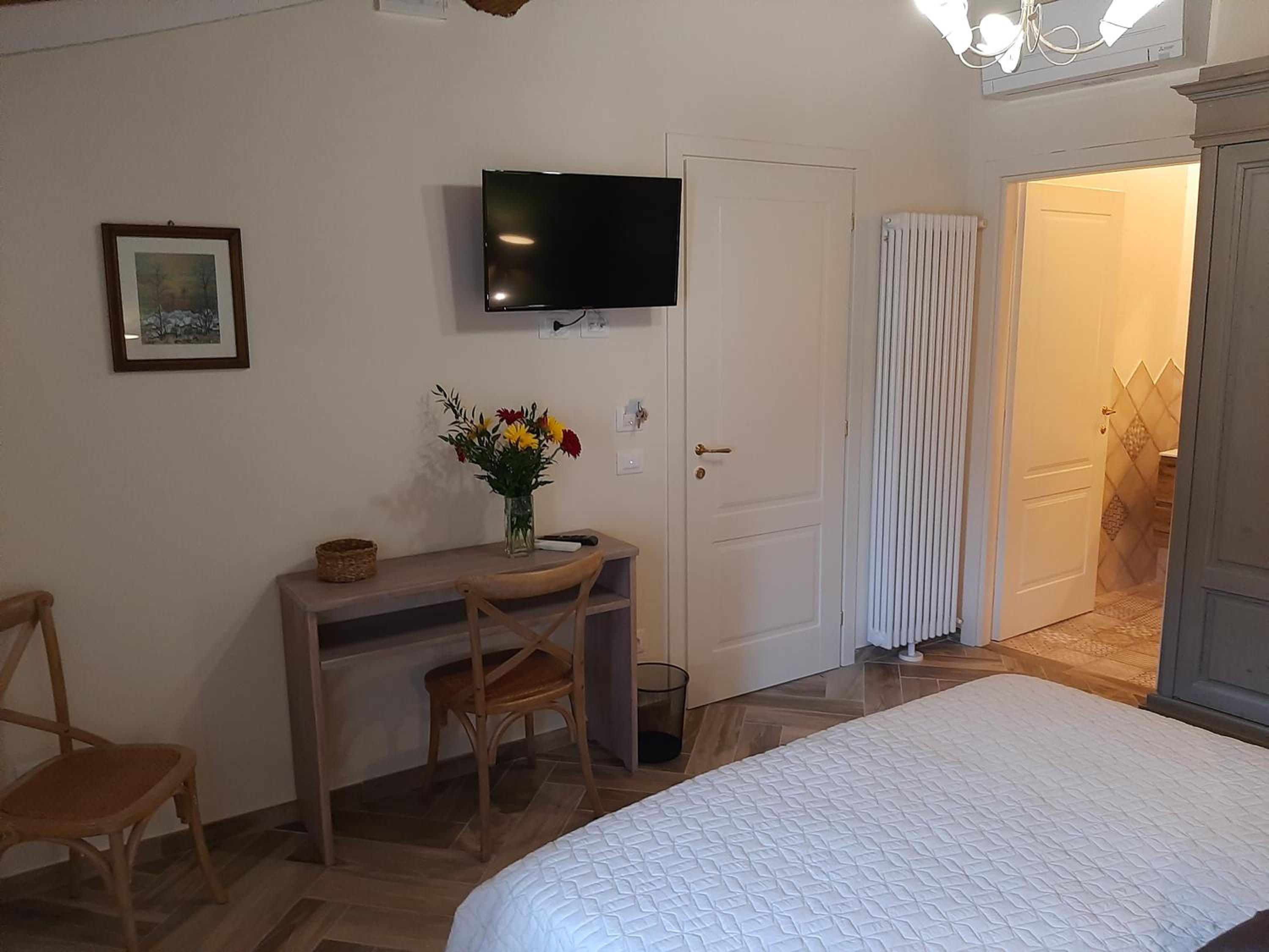 Double Room with Private Bathroom - Photo 40