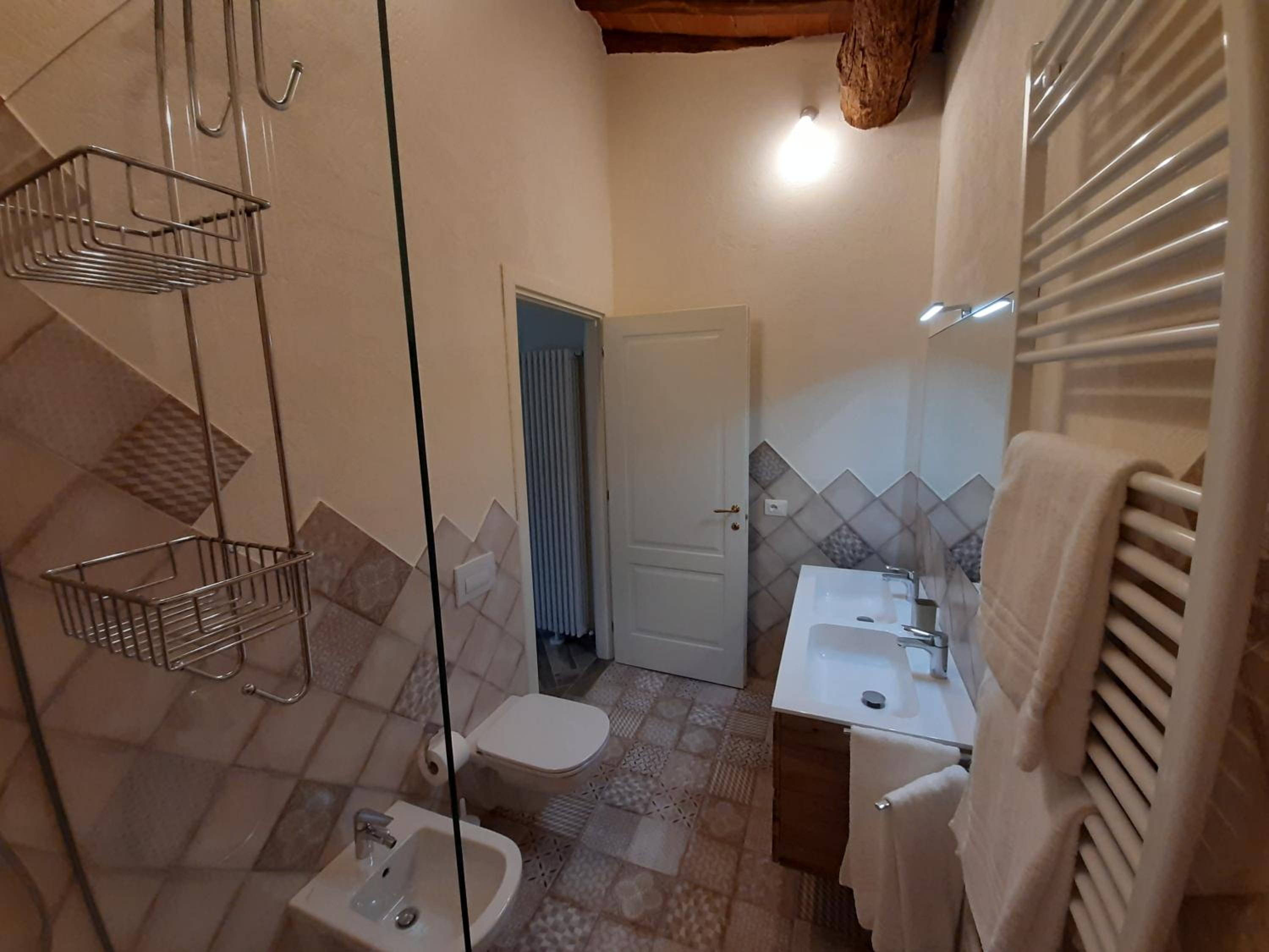 Double Room with Private Bathroom - Photo 17