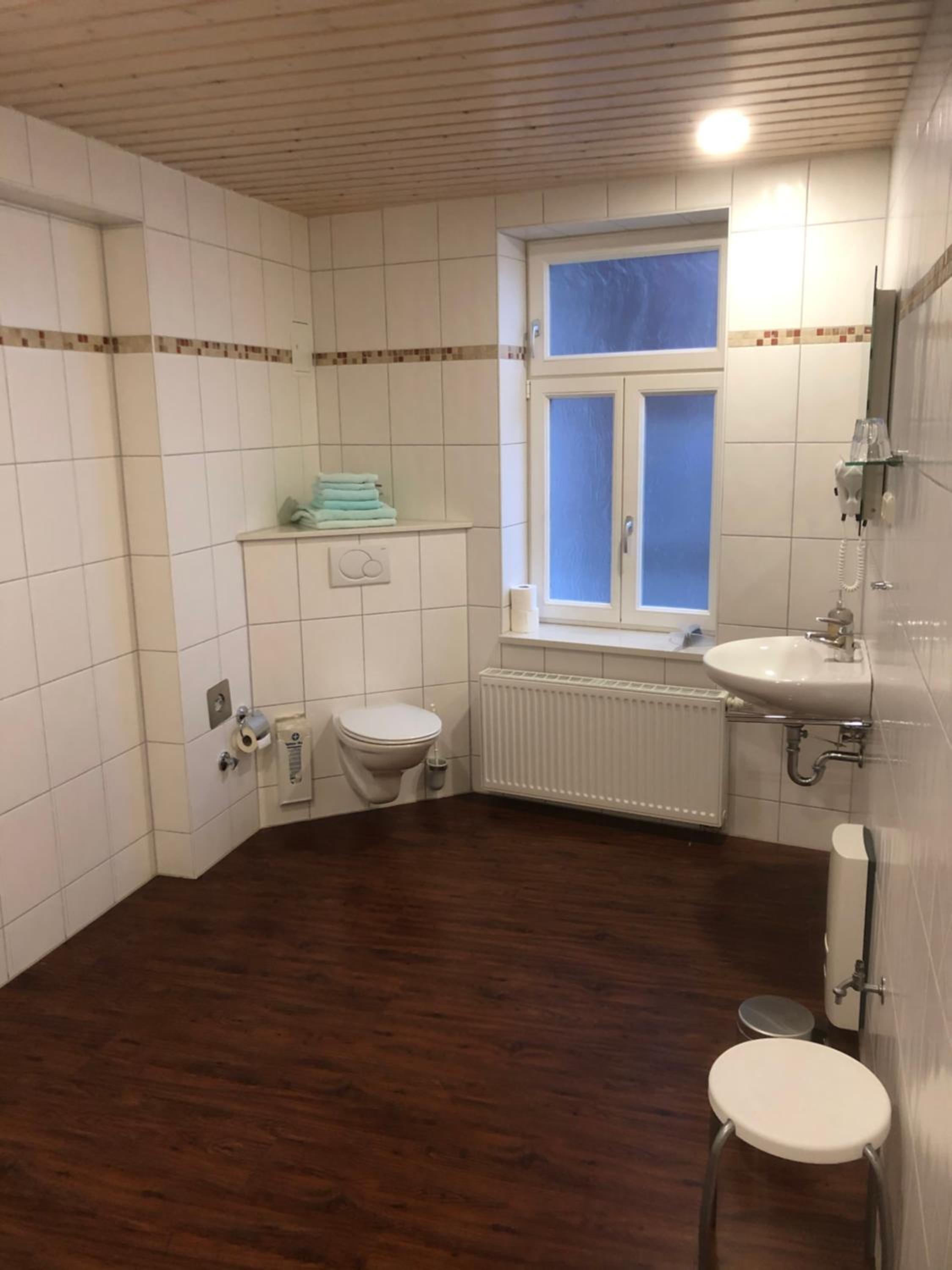 Deluxe Room (2 Adults + 1 Child) - Photo 3