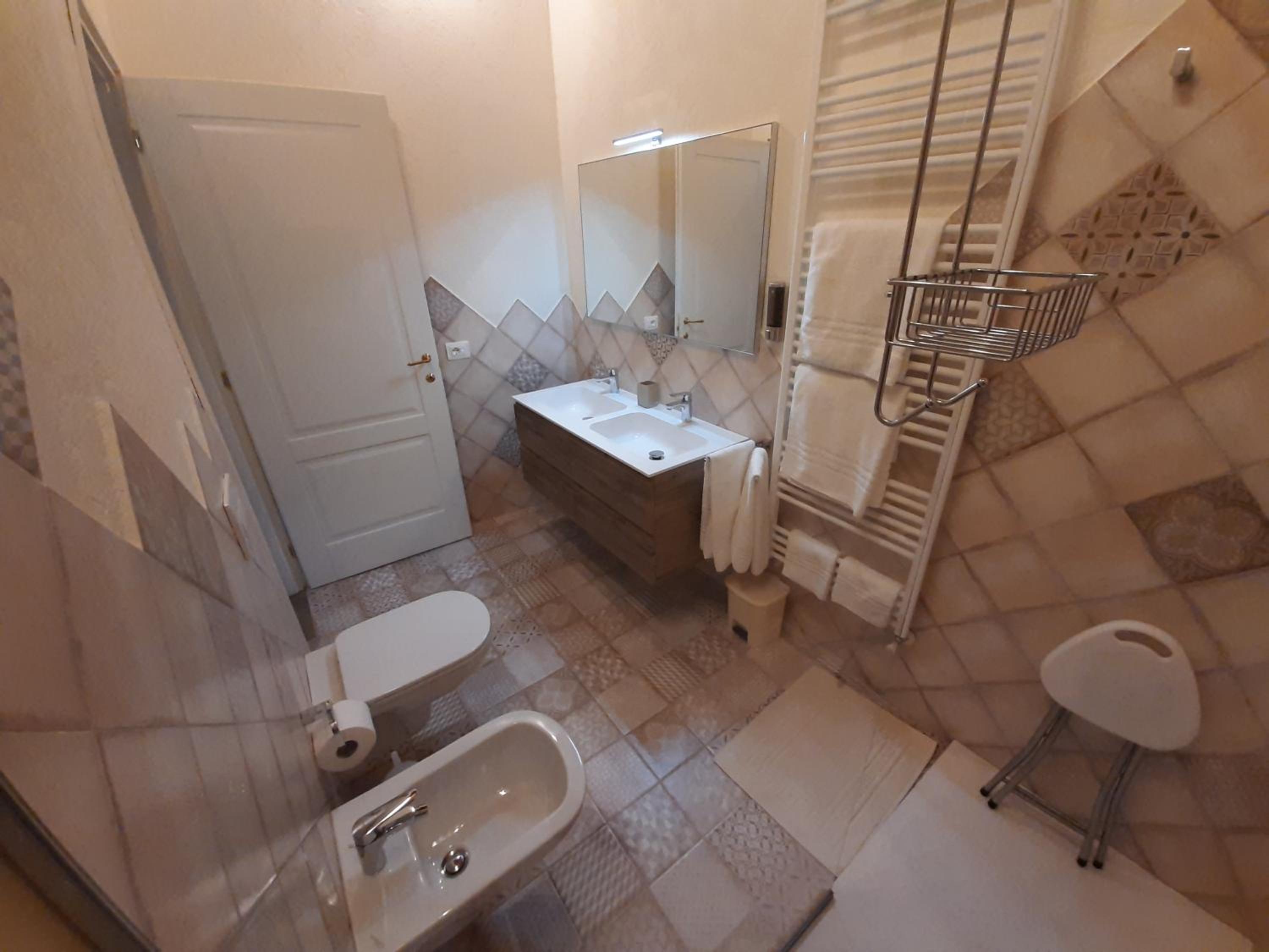 Double Room with Private Bathroom - Photo 2
