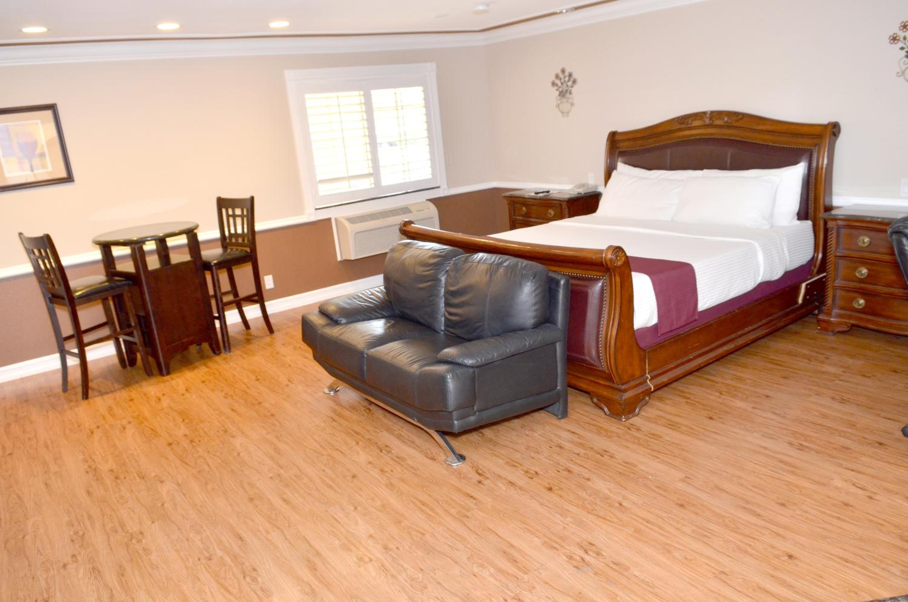 King Room with Spa Bath - Photo 4