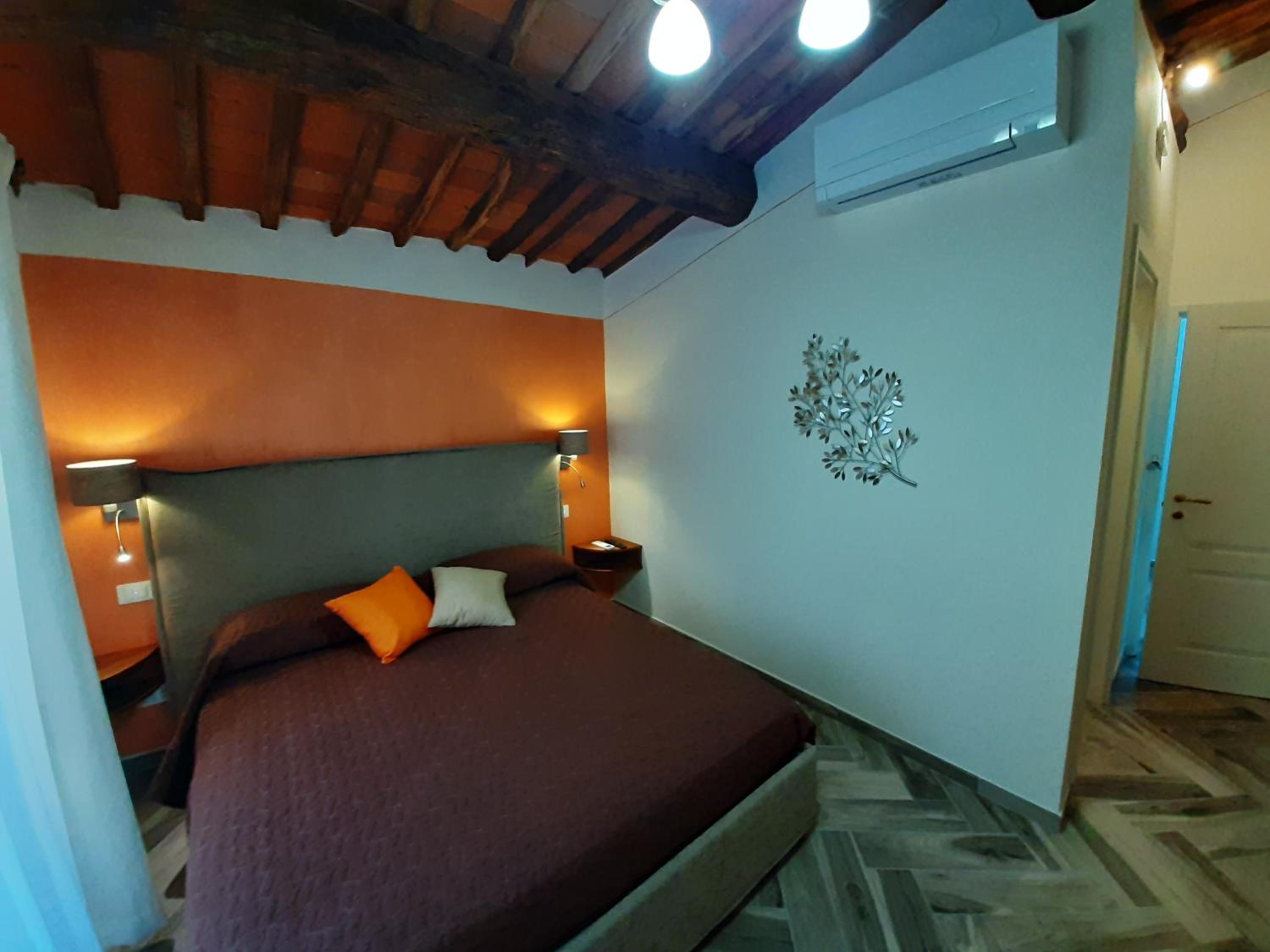 Double Room with Private Bathroom - Photo 34