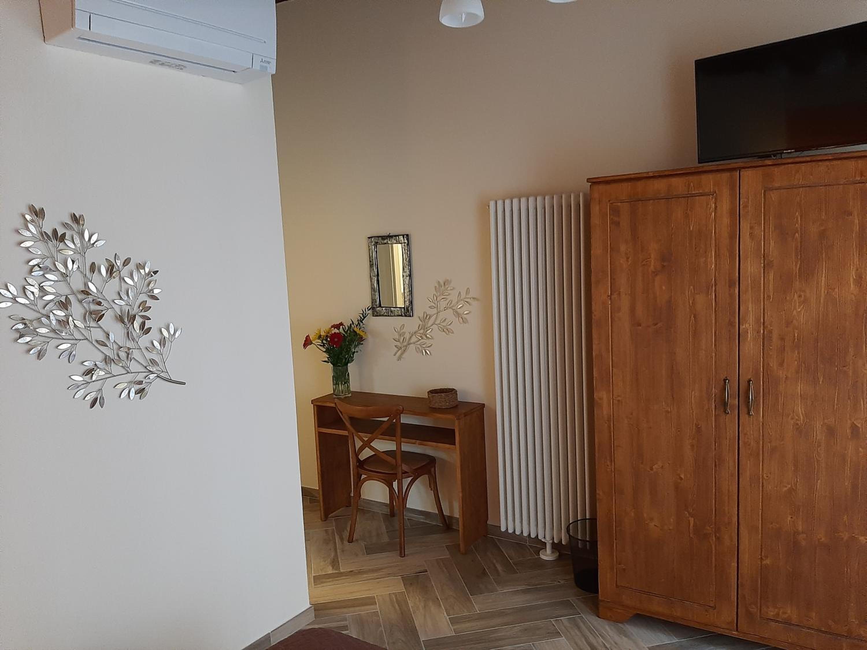 Double Room with Private Bathroom - Photo 9