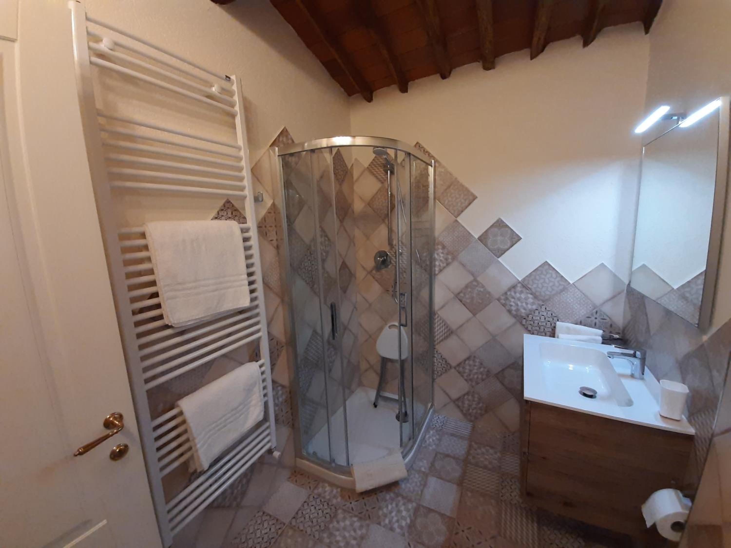 Double Room with Private Bathroom - Photo 8