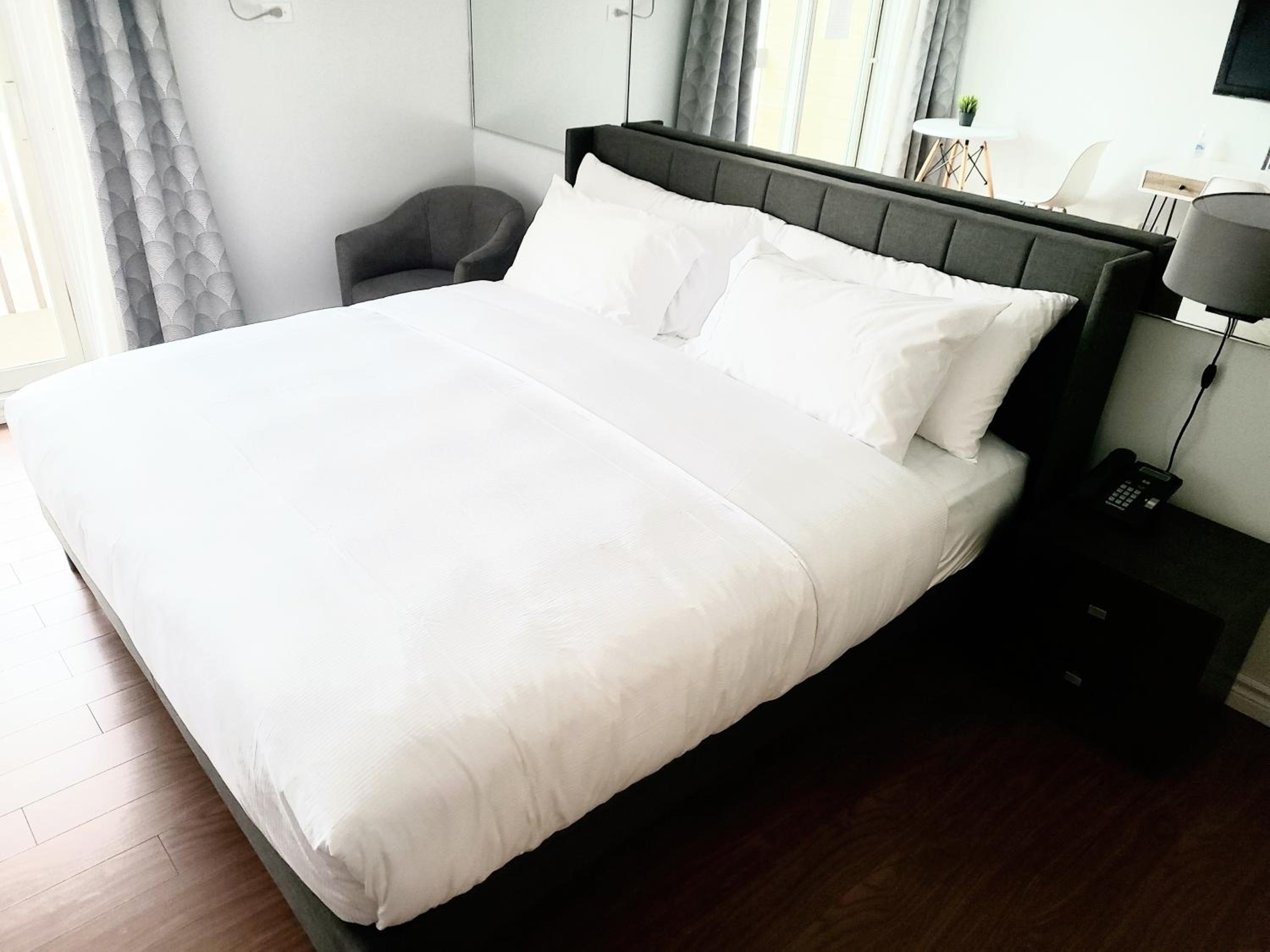 King Suite with Balcony - Photo 1
