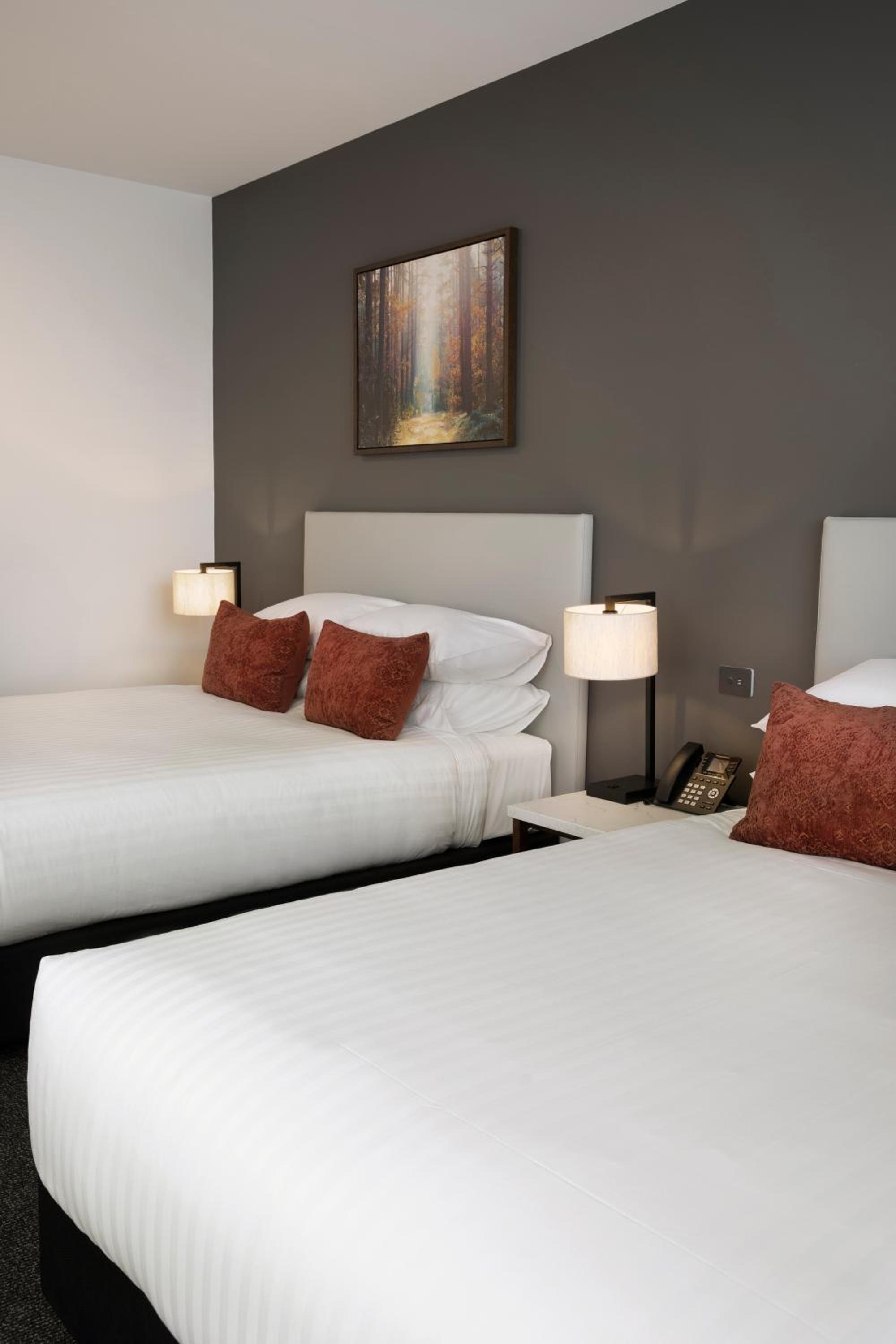Standard Room with 2 Queen Beds - Photo 4
