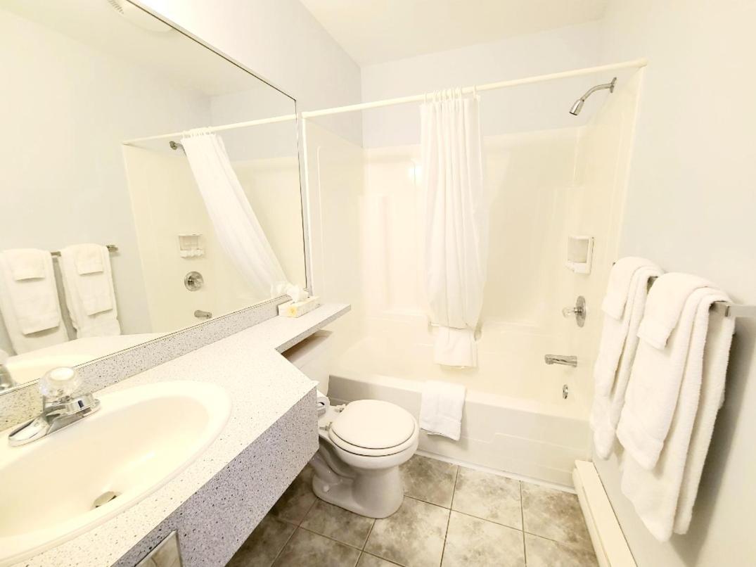 King Suite with Balcony - Photo 6