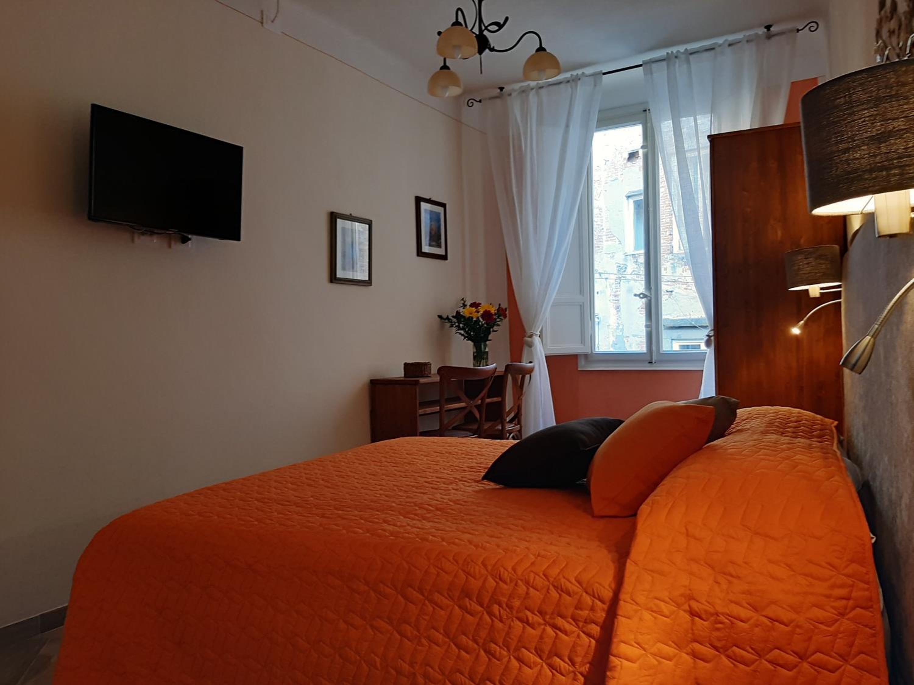 Double Room with Private Bathroom - Photo 6