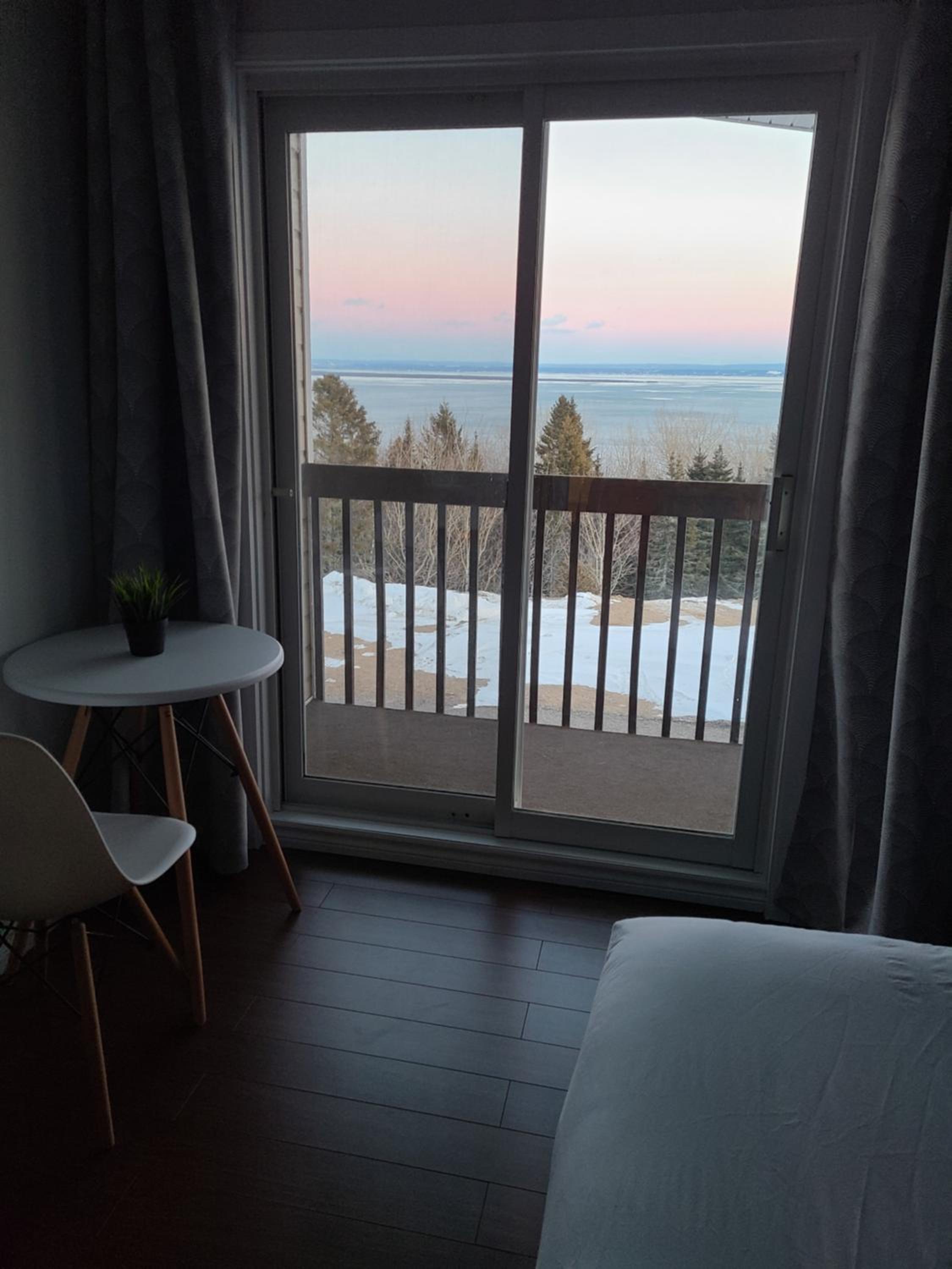 King Suite with Balcony - Photo 4