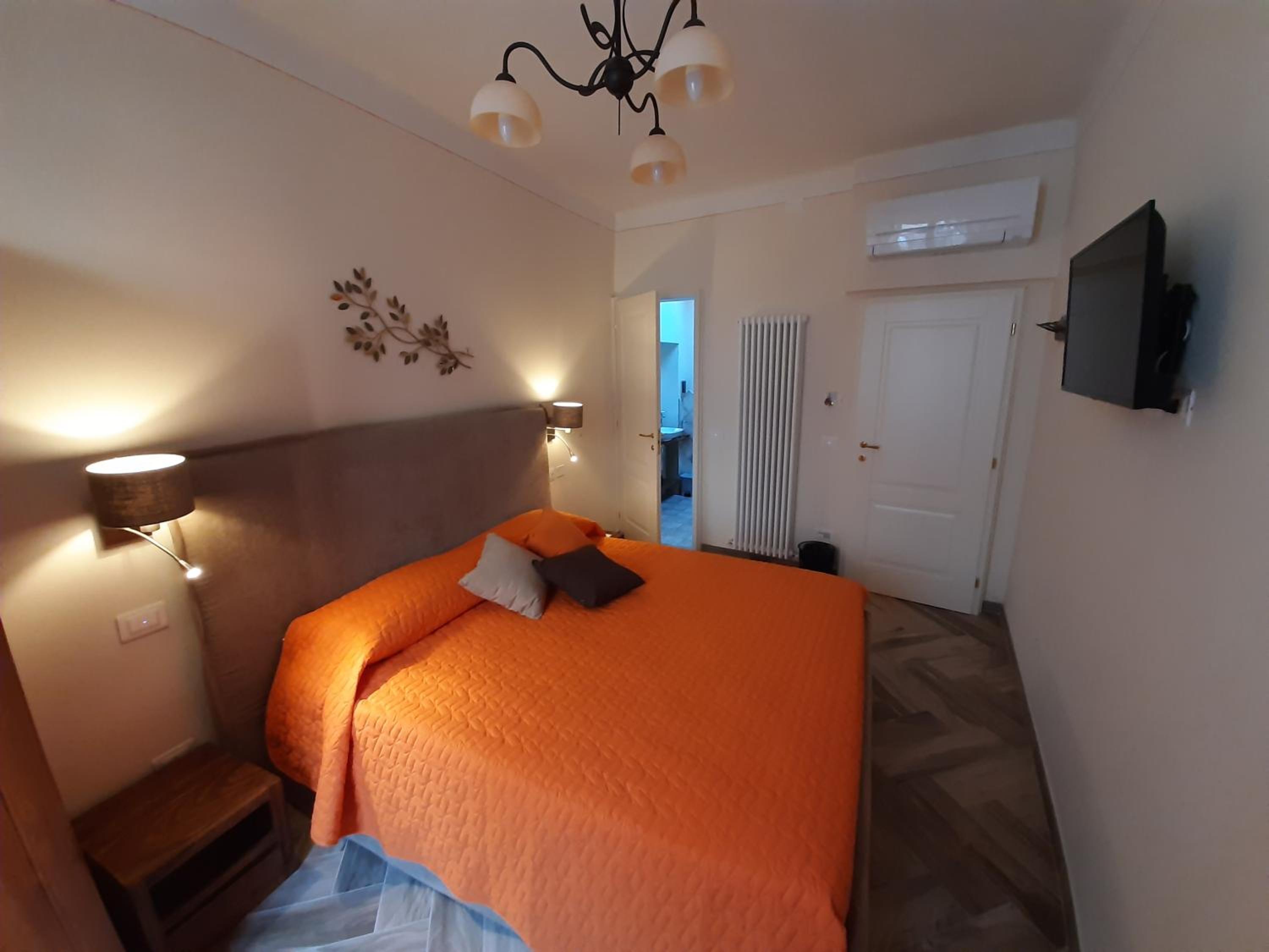 Double Room with Private Bathroom - Photo 22