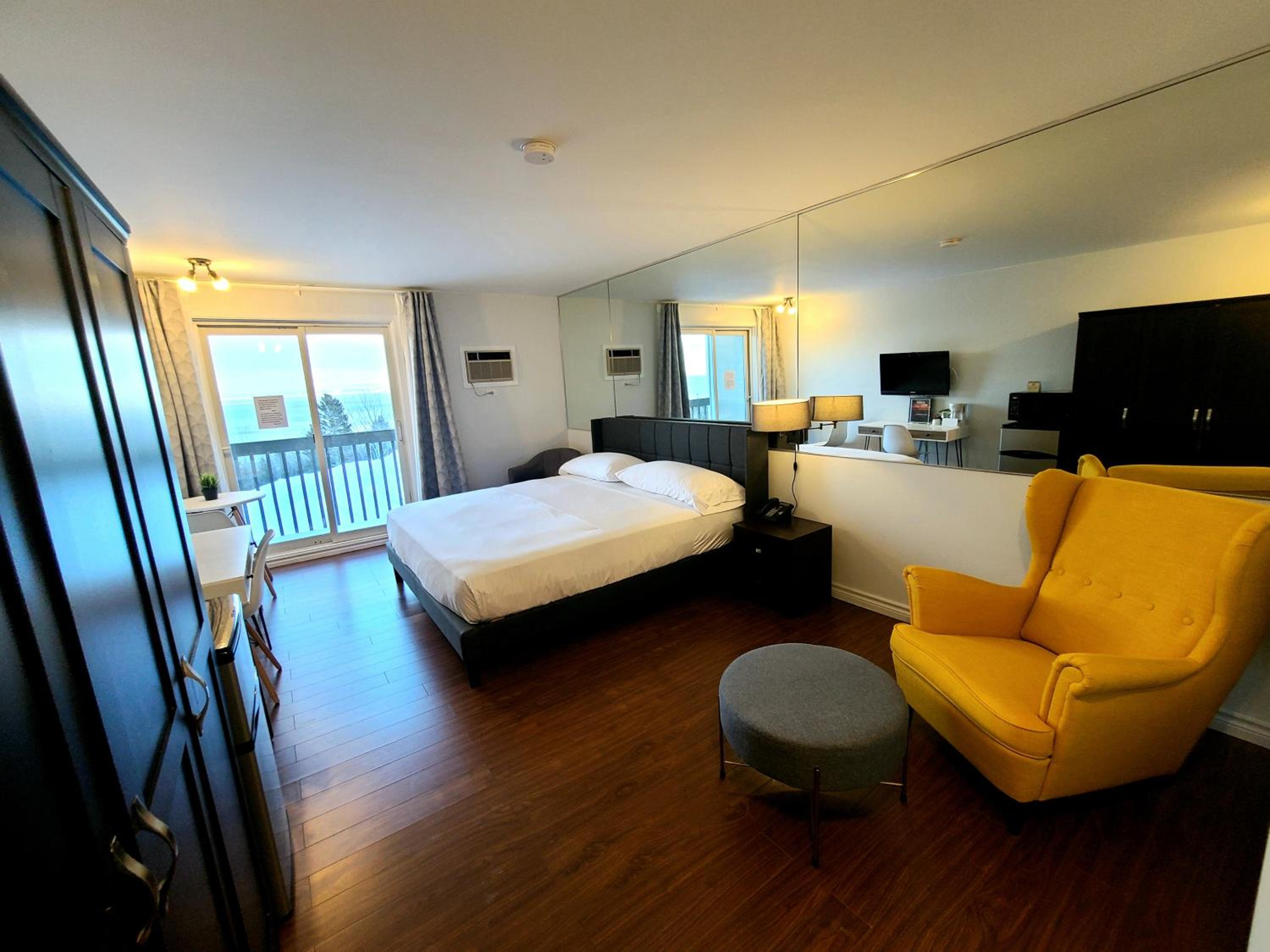 King Suite with Balcony - Photo 5