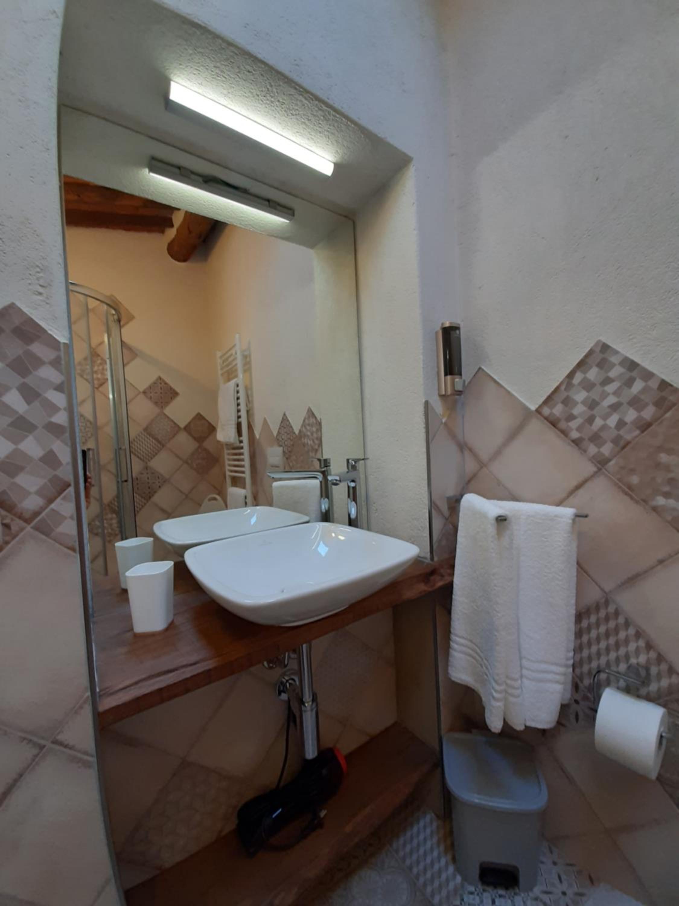 Double Room with Private Bathroom - Photo 20