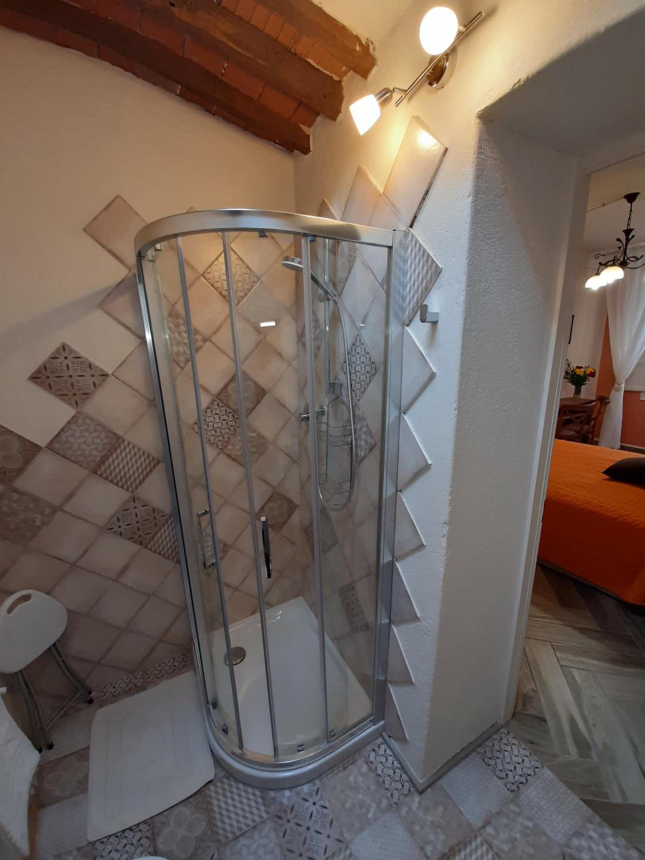 Double Room with Private Bathroom - Photo 49