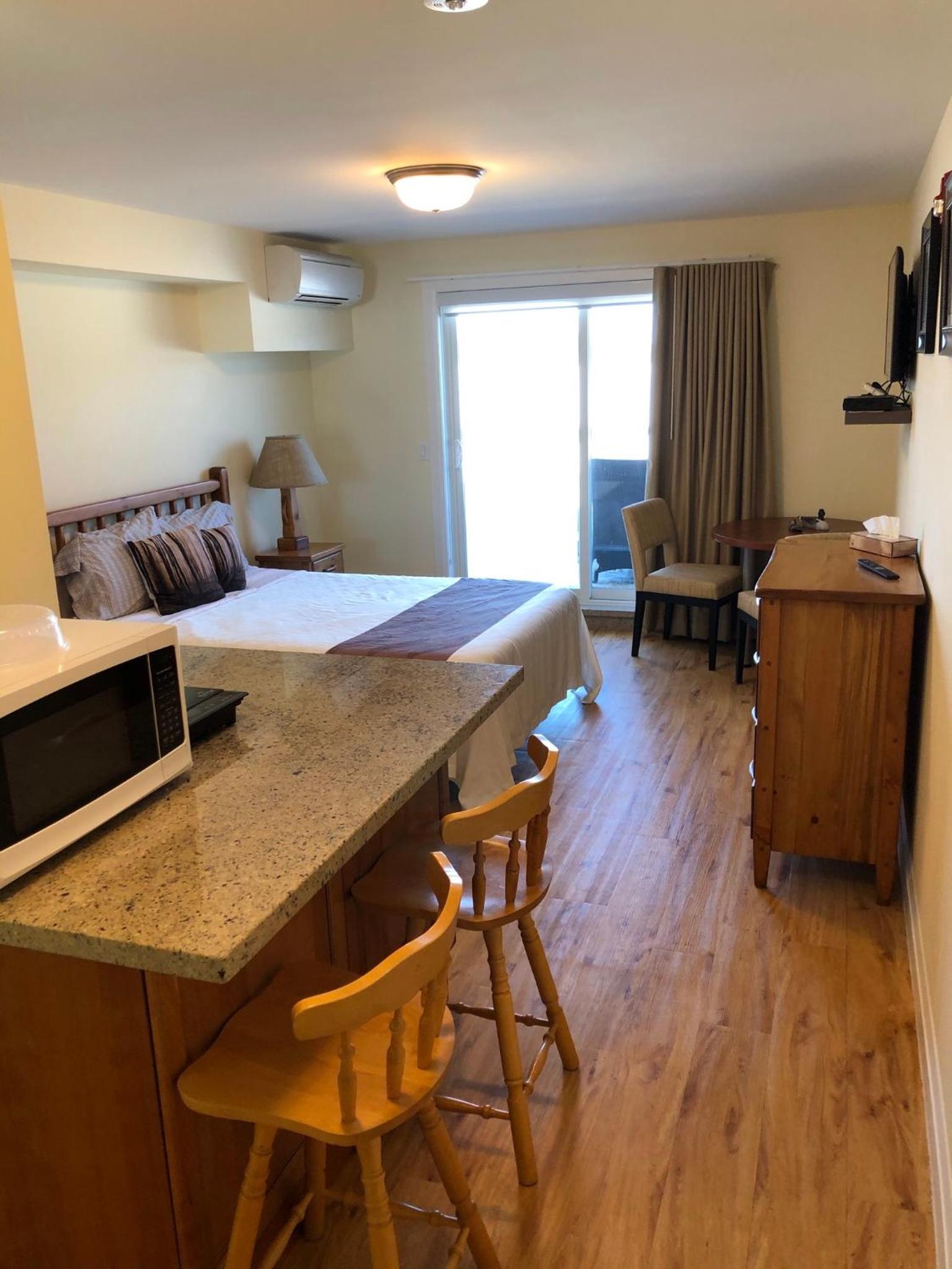 Junior Suite with Balcony - Photo 9