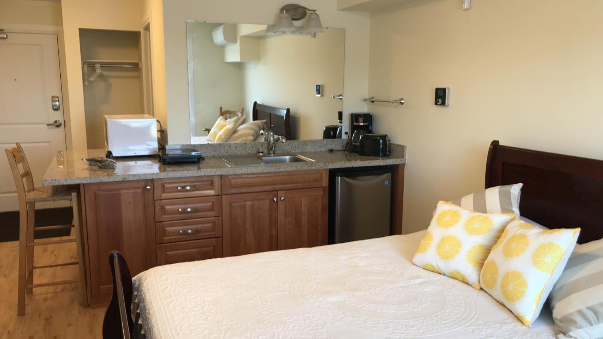 Junior Suite with Balcony - Photo 8