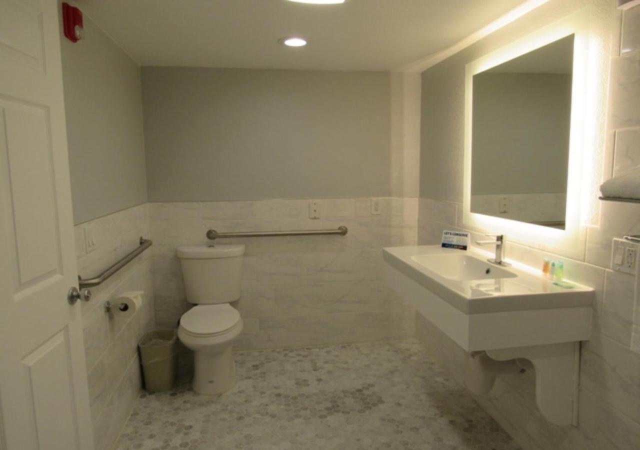 King Room - Wheelchair Accessible/Non-Smoking - Photo 5