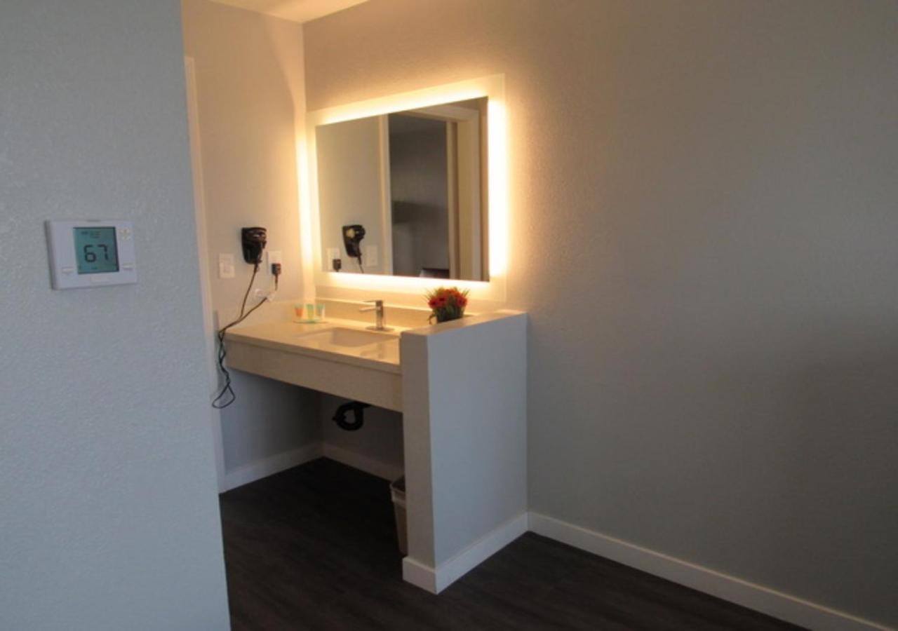 Suite King Room - Photo 12