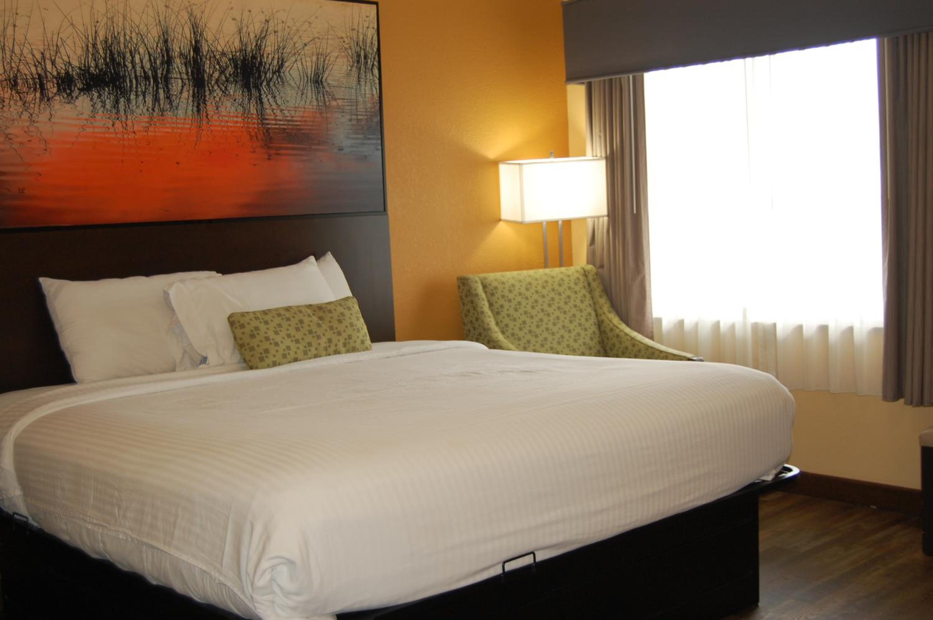 Standard Room with One Queen Bed - Photo 1