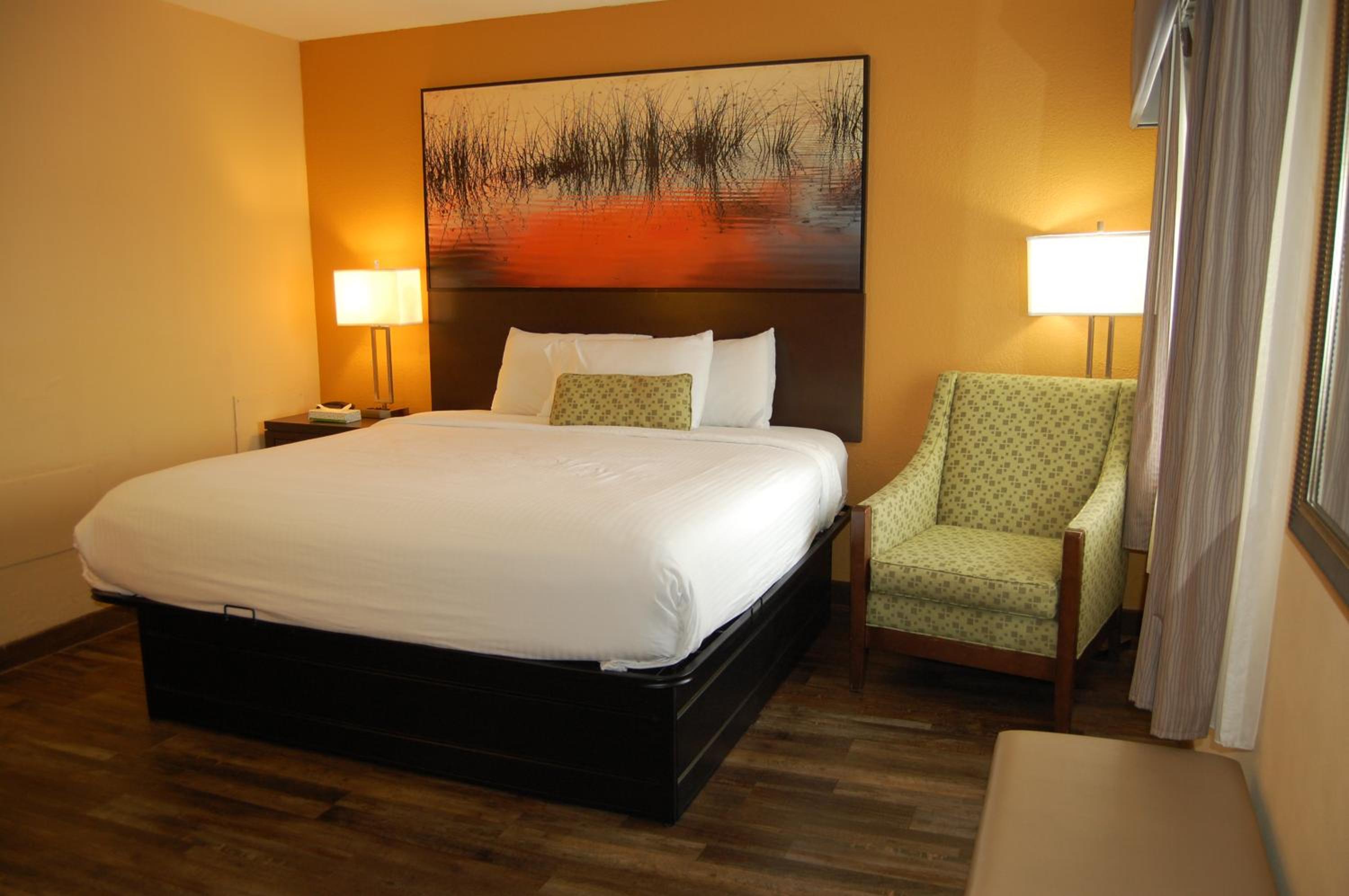 Standard Room with One Queen Bed - Photo 3