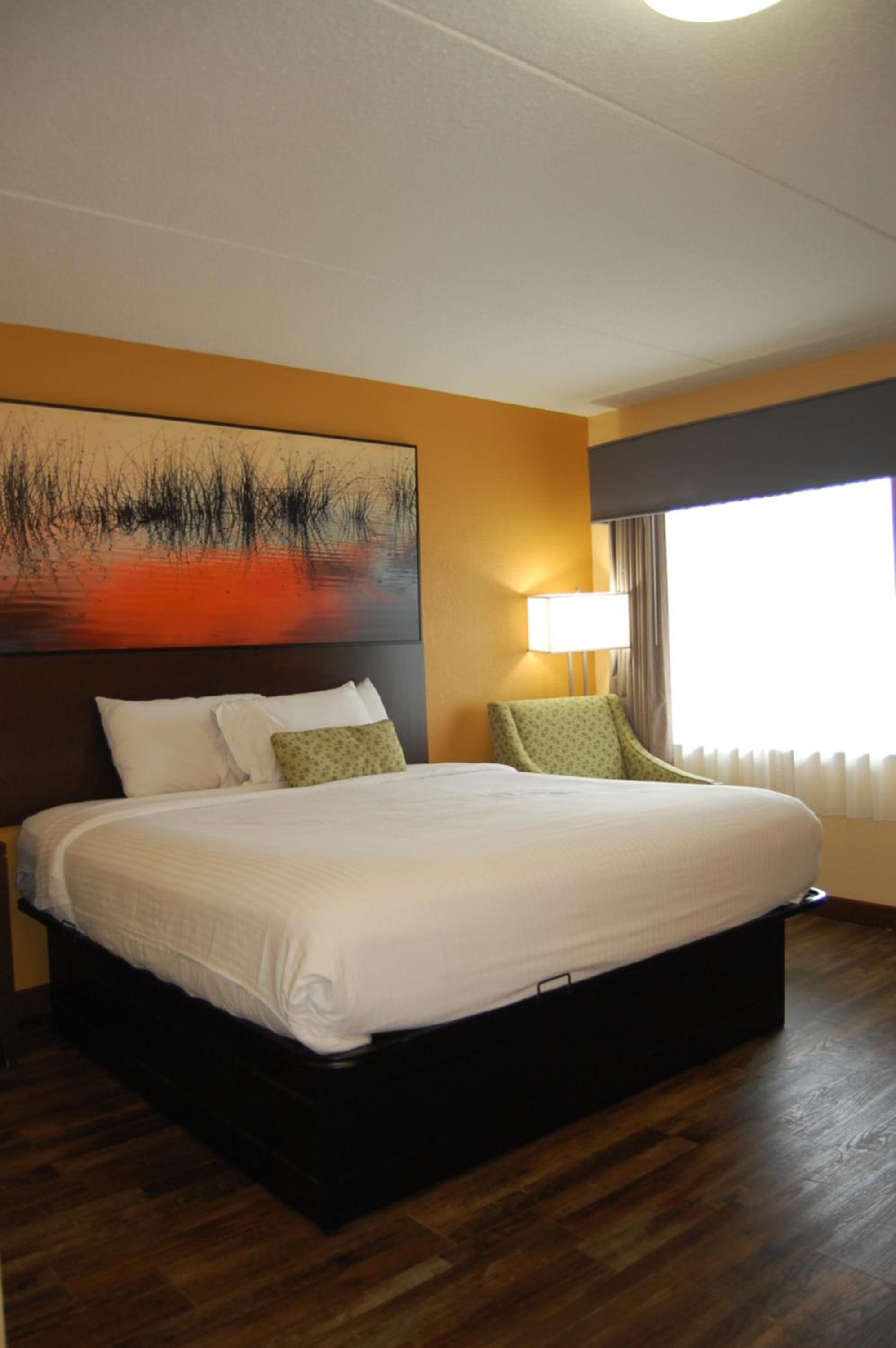 Standard Room with One Queen Bed - Photo 4