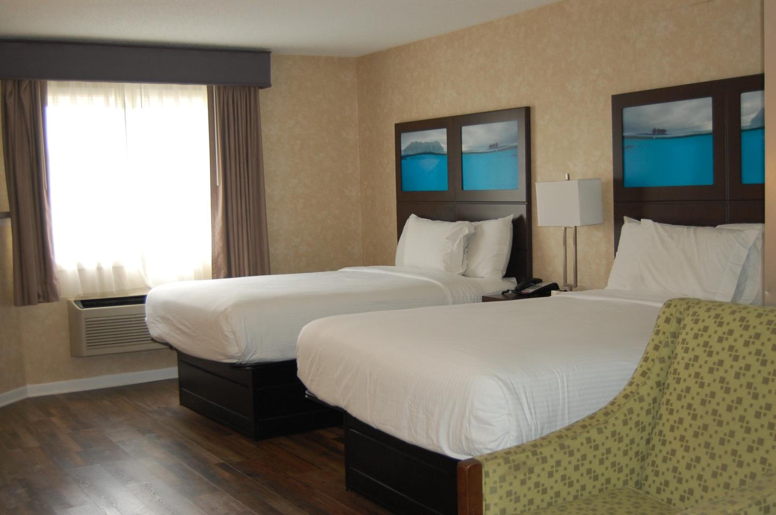 Suite with Two Queen Beds, Fireplace and Spa Bath - Photo 6