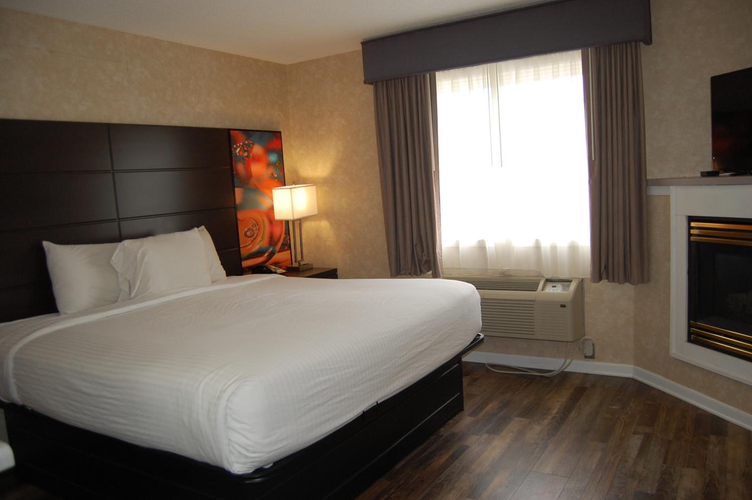 Suite with King Bed, Fireplace - Photo 12