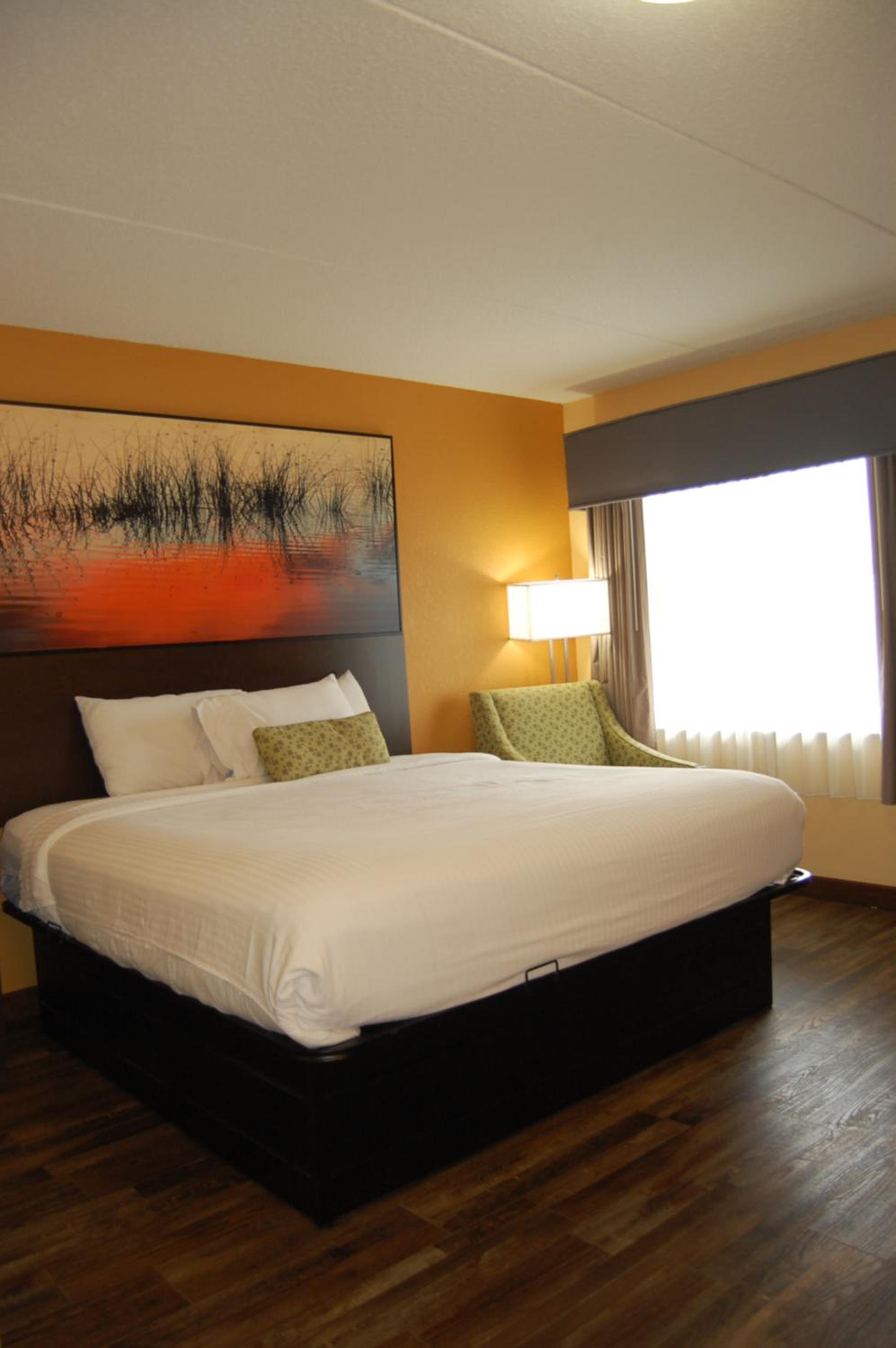 Standard Room with One Queen Bed - Photo 5