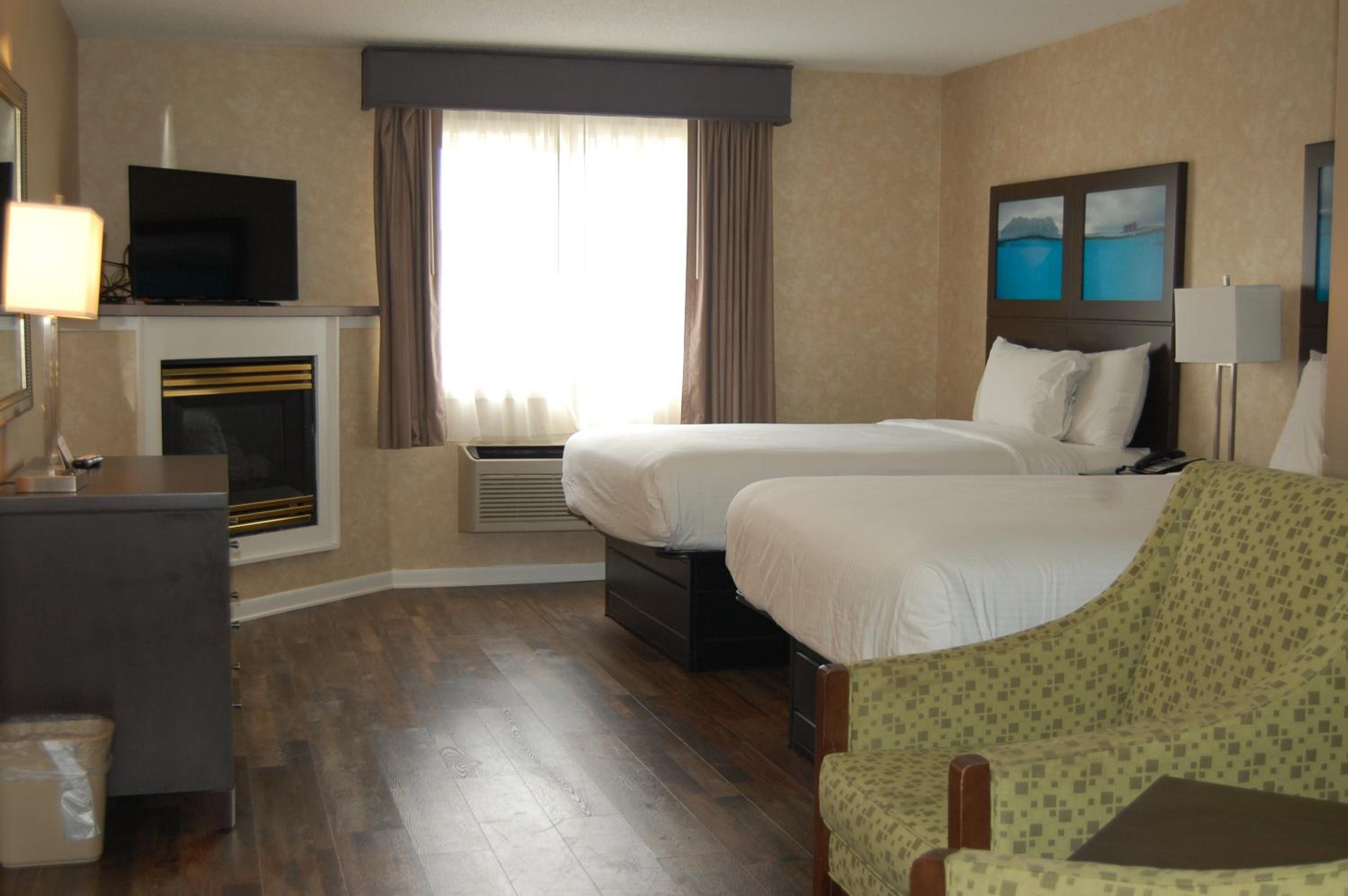 Suite with Two Queen Beds, Fireplace and Spa Bath - Photo 7