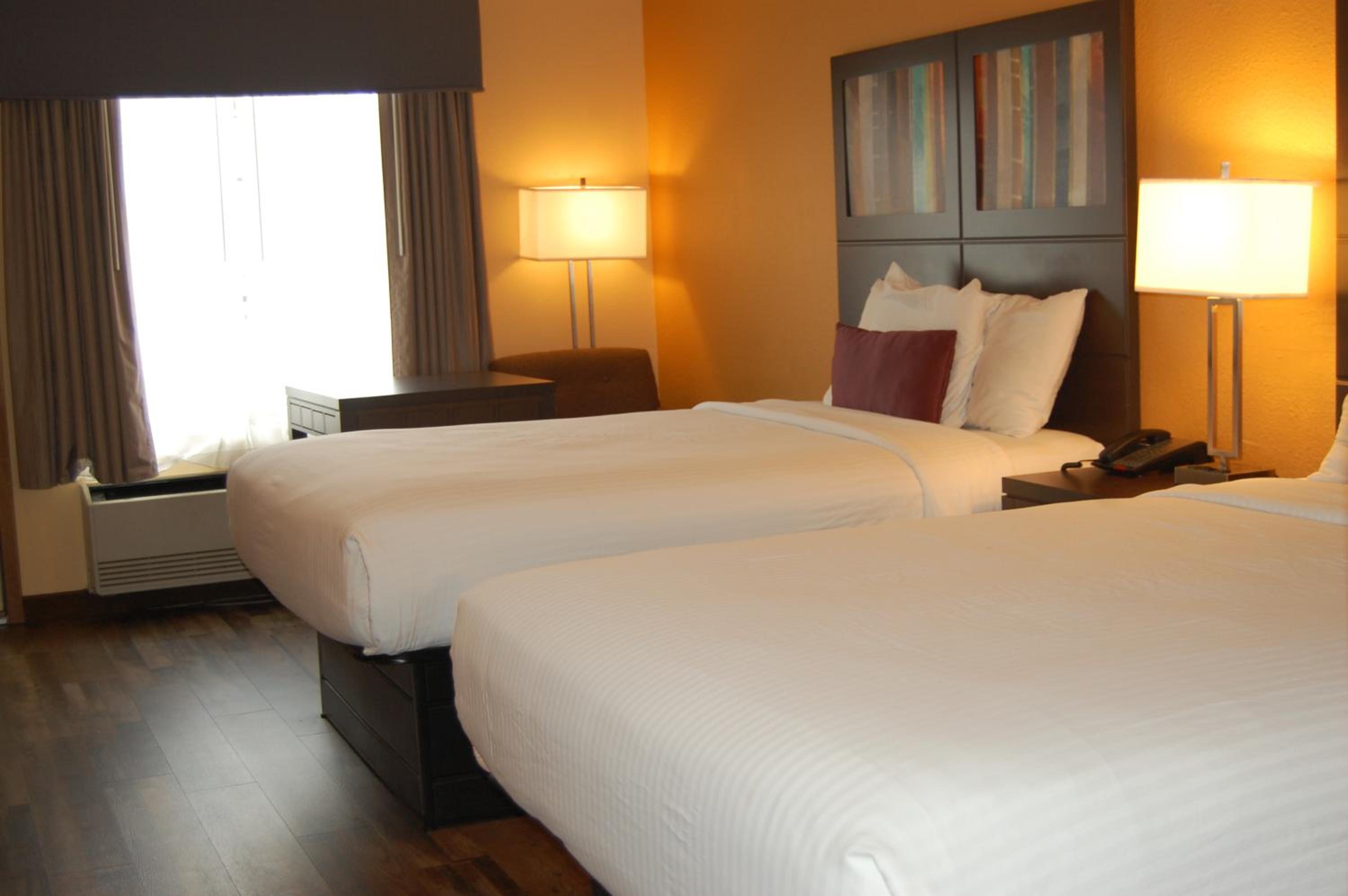 Standard Room with Two Queen Beds, Balcony photo 3