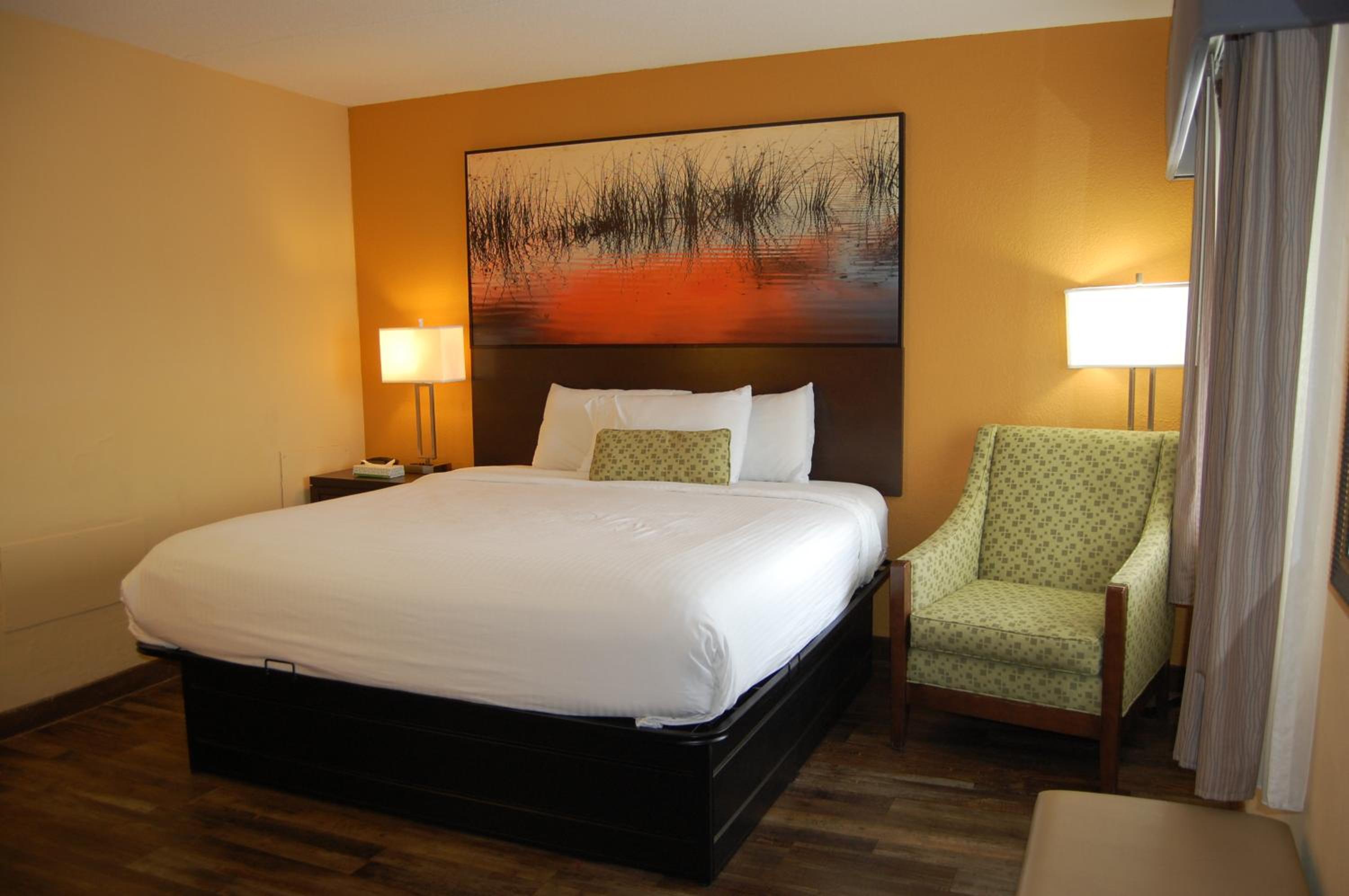 Standard Room with One Queen Bed - Photo 6