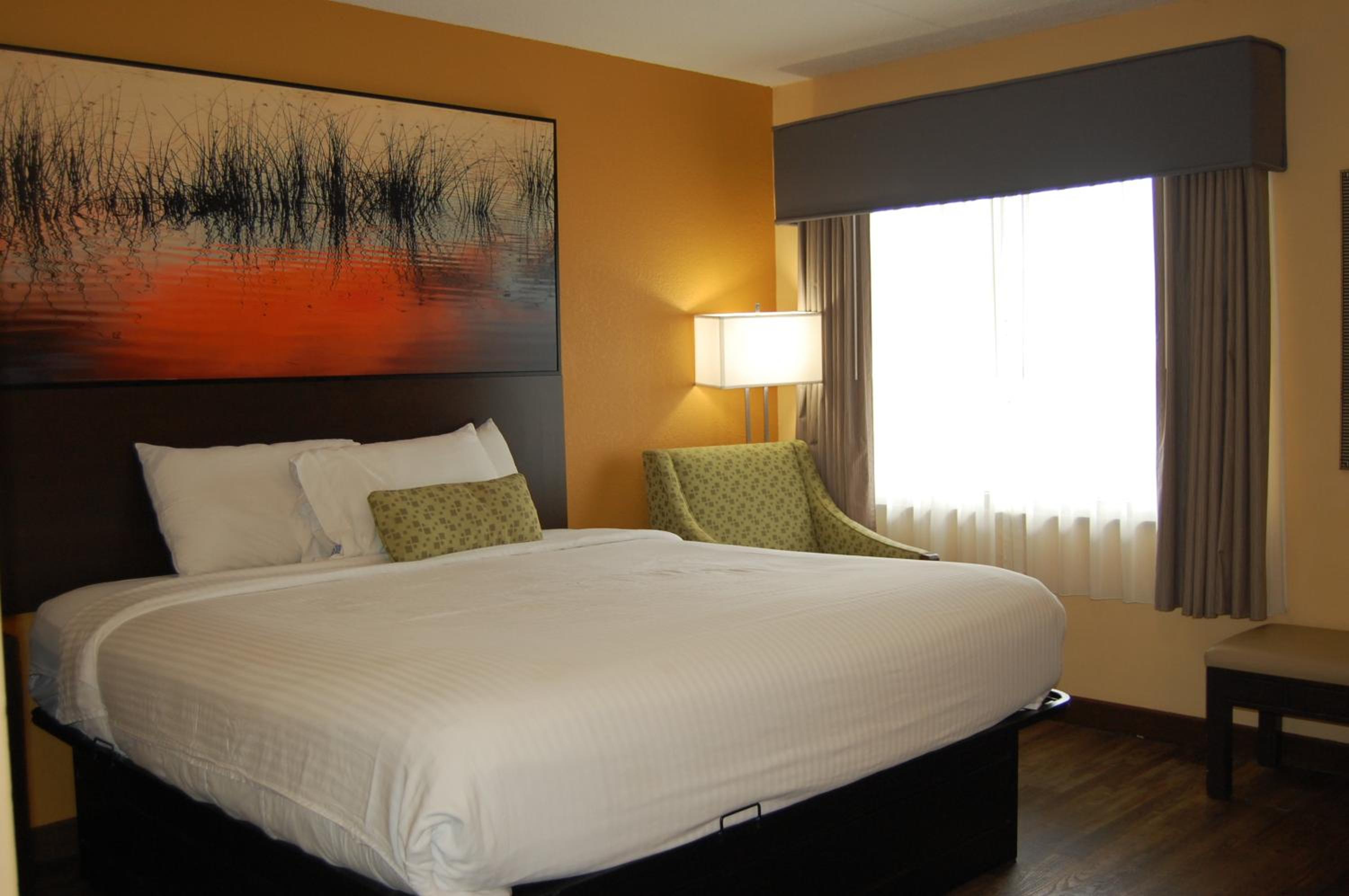 Standard Room with One Queen Bed - Photo 7