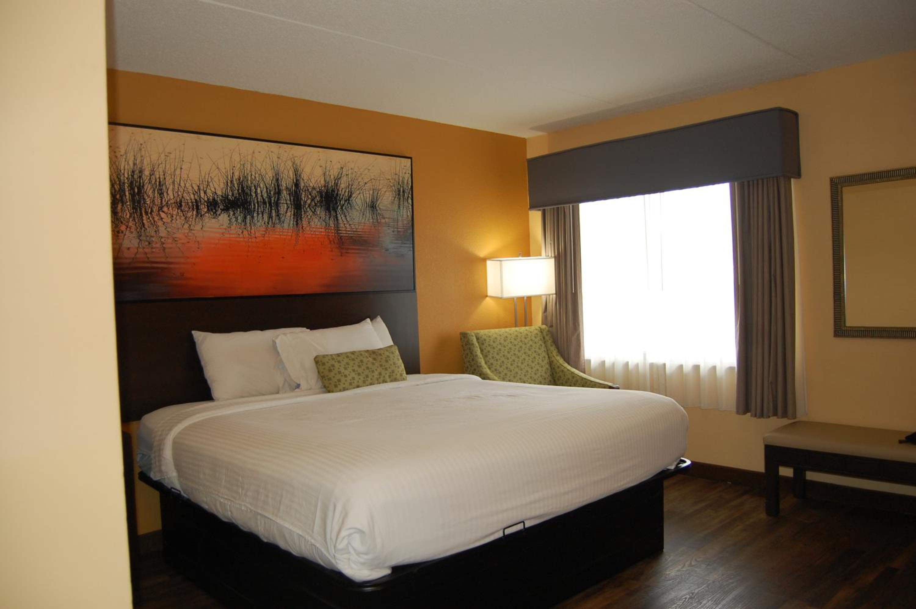 Standard Room with One Queen Bed - Photo 8